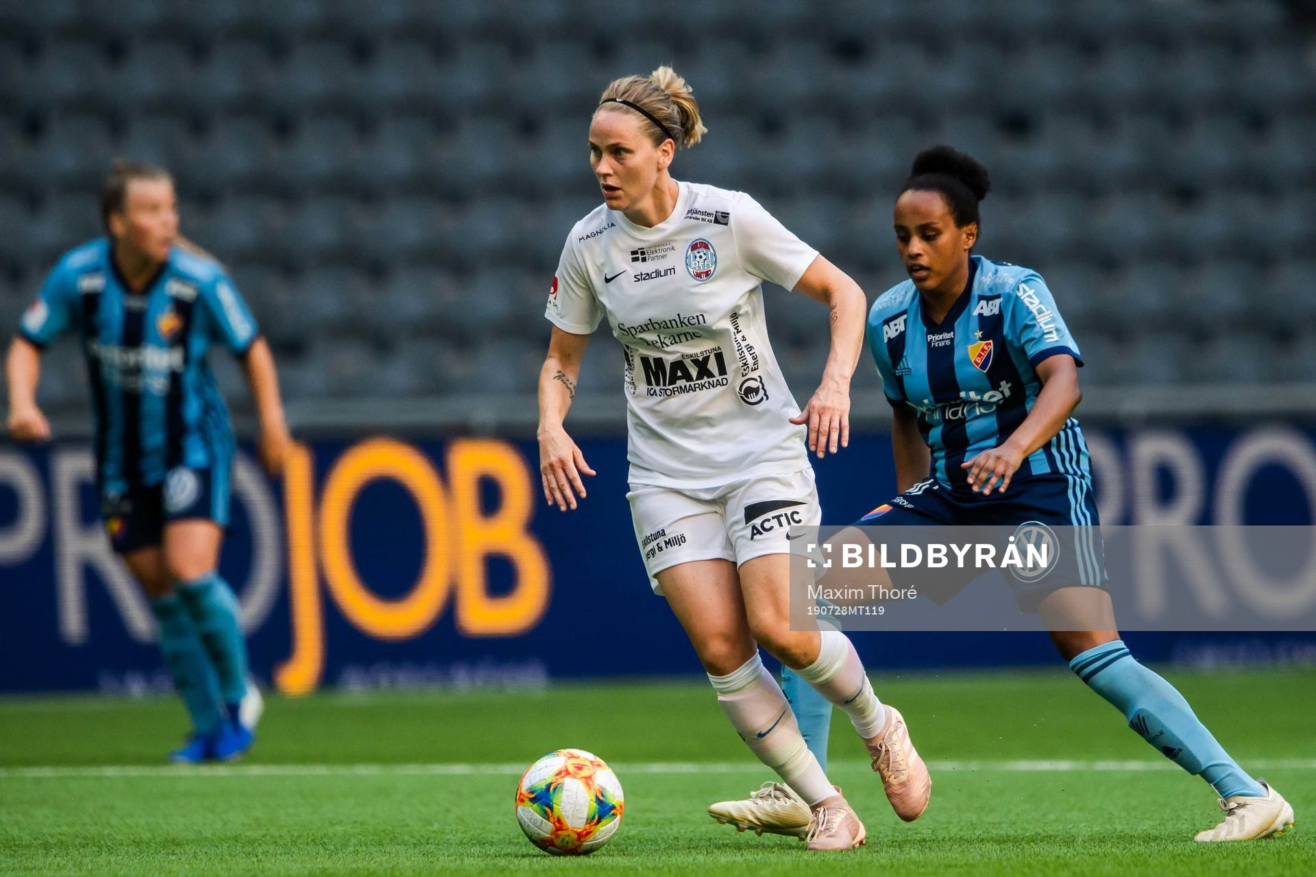 Eskilstunas Lisa Dahlkvist och Djurgårdens Ariam Berhane under fotbollsmatchen i Damallsvenskan mellan Djurgården och Eskilstuna den 28 juli 2019 i Stockholm.