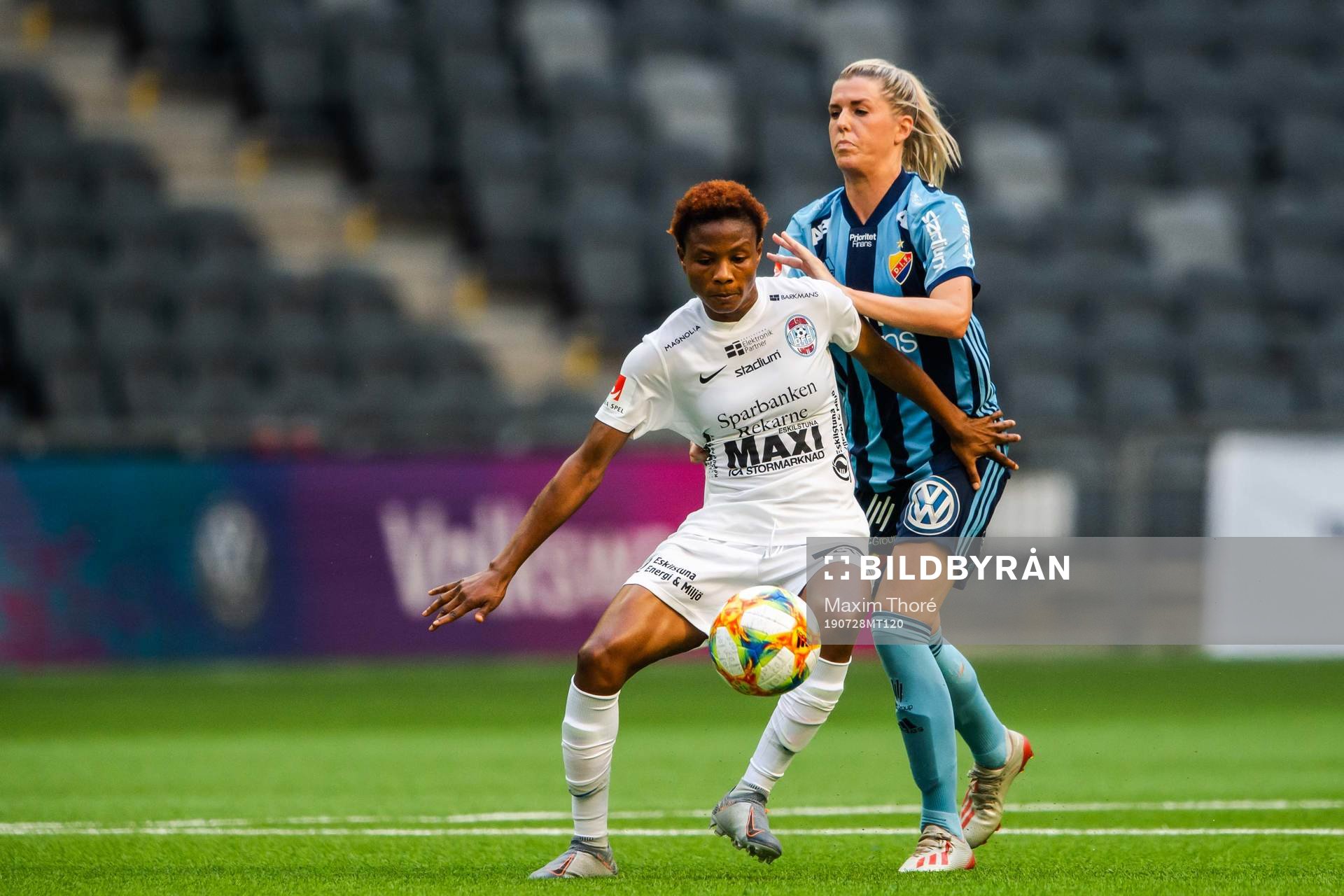 Djurgårdens Olivia Schough och Eskilstunas Ayinde Halimatu