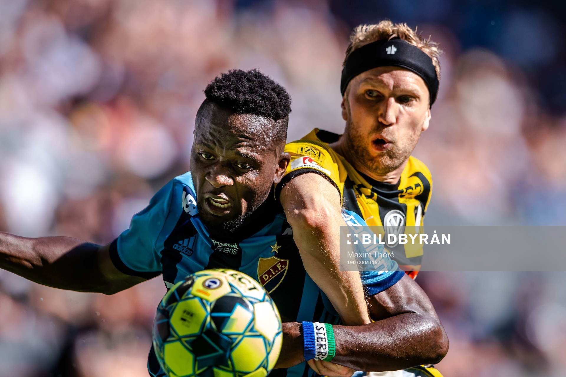 Djurgårdens Mohamed Buya Turay och Häckens Benjamin Arapovic under fotbollsmatchen i Allsvenskan mellan Djurgården och Häcken den 28 juli 2019 i Stockholm.