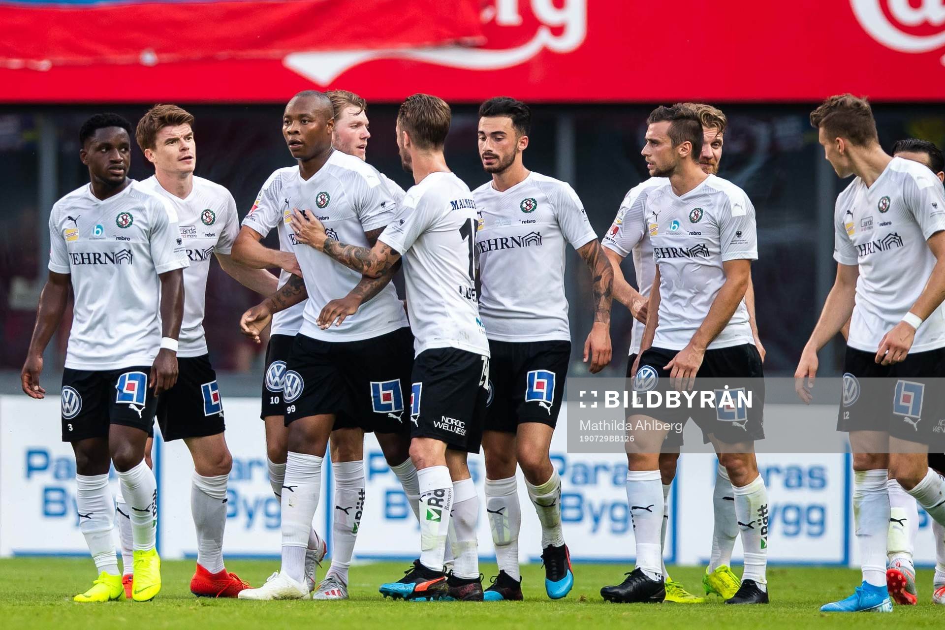 Örebros Carlos Strandberg jublar med lagkamrater