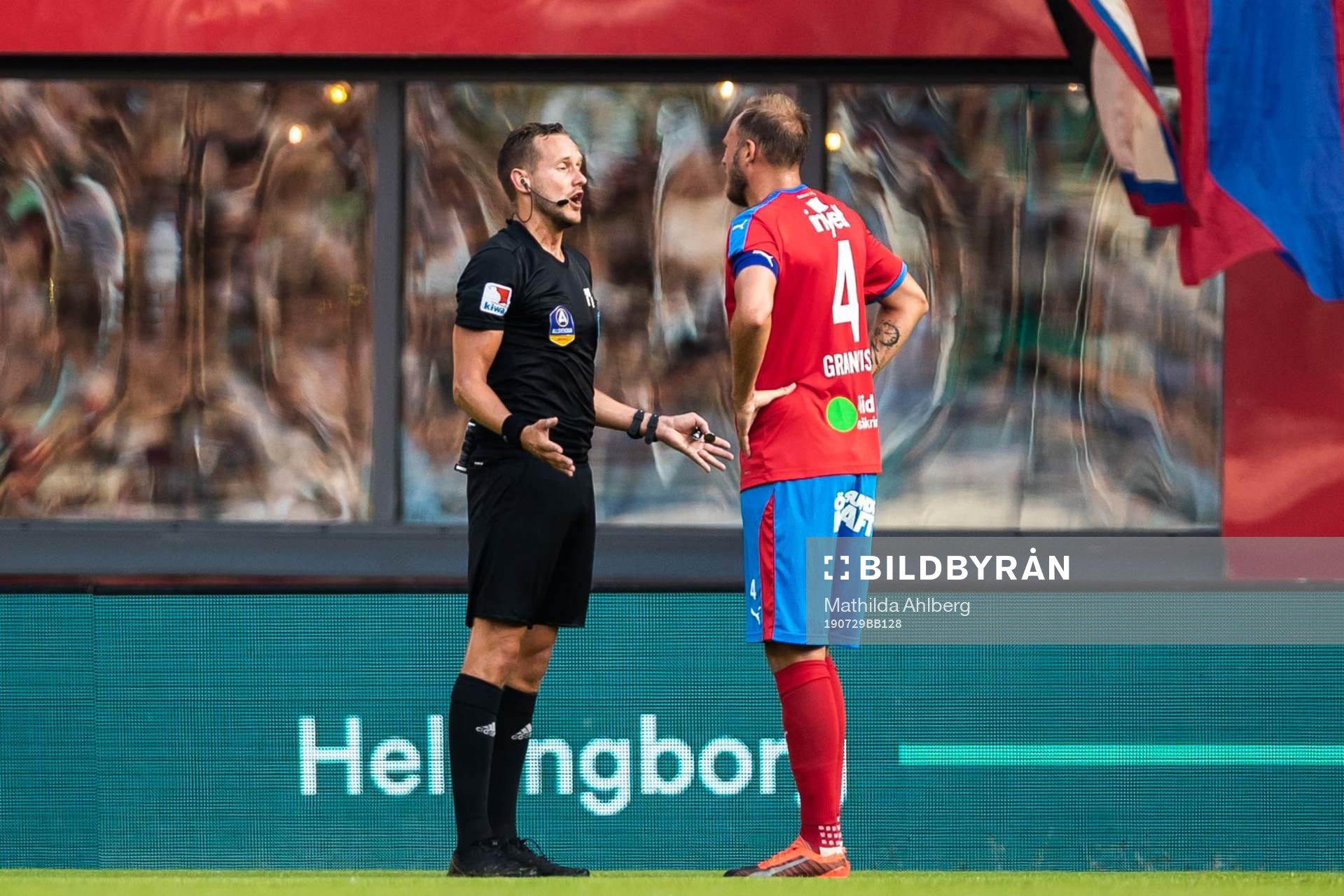 Helsingborgs Andreas Granqvist i diskussion med domare