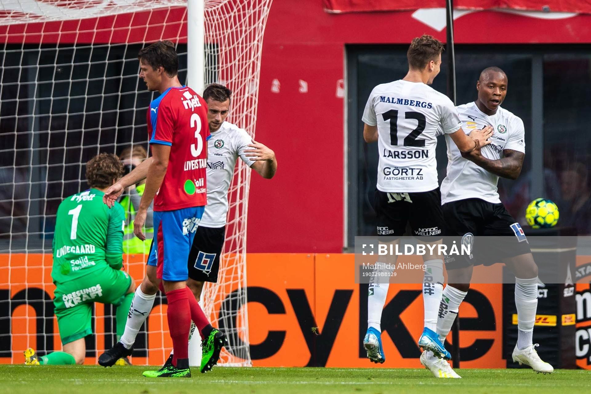 Örebros Carlos Strandberg jublar med Jake Larsson