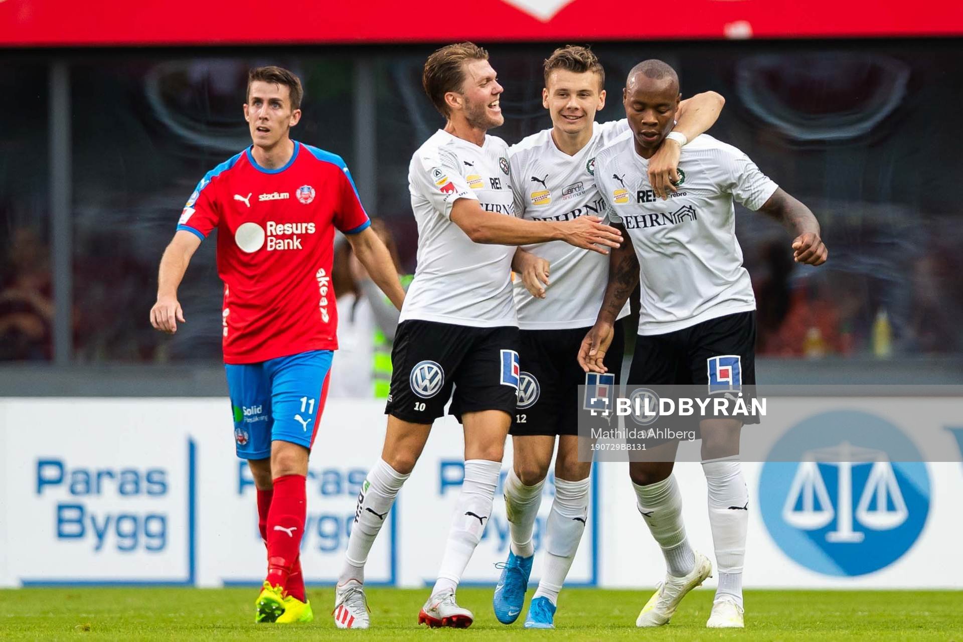 Örebros Carlos Strandberg jublar med lagkamrater