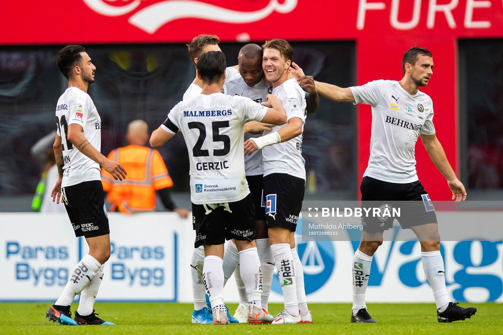Örebros Carlos Strandberg jublar med lagkamrater efter 1-2 under fotbollsmatchen i Allsvenskan mellan Helsingborg och Örebro den 29 juli 2019 i Helsingborg .