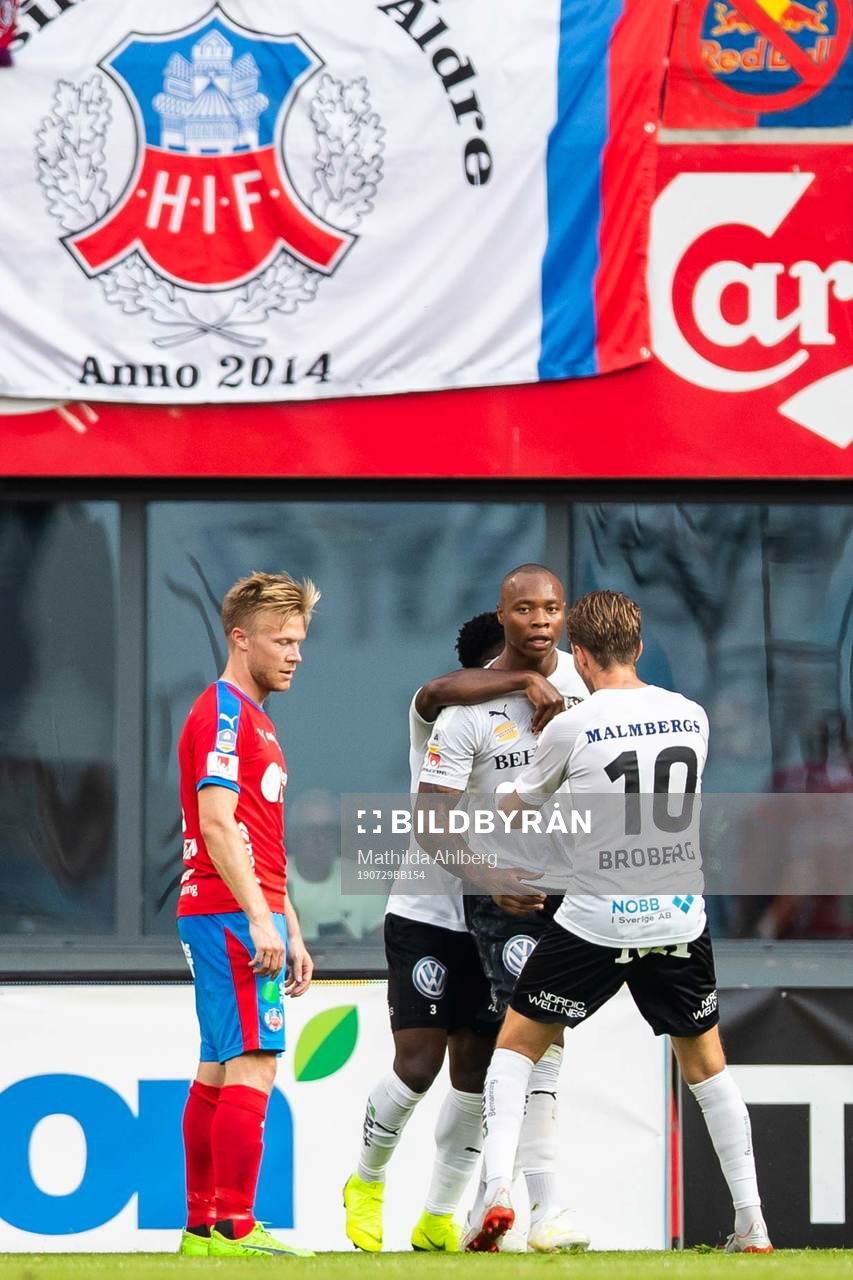 Örebros Carlos Strandberg jublar med lagkamrater