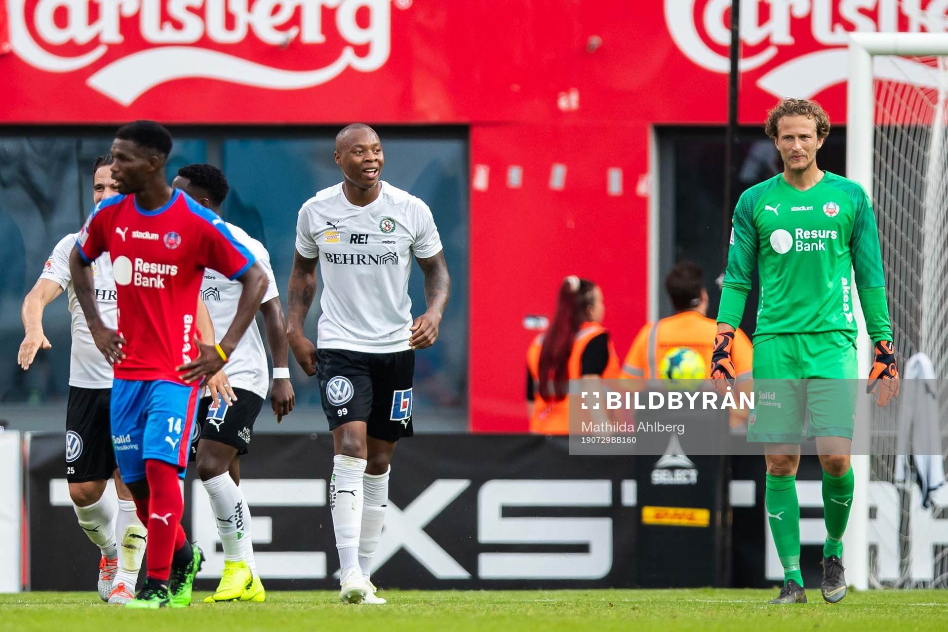 Örebros Carlos Strandberg jublar och Helsingborgs målvakt