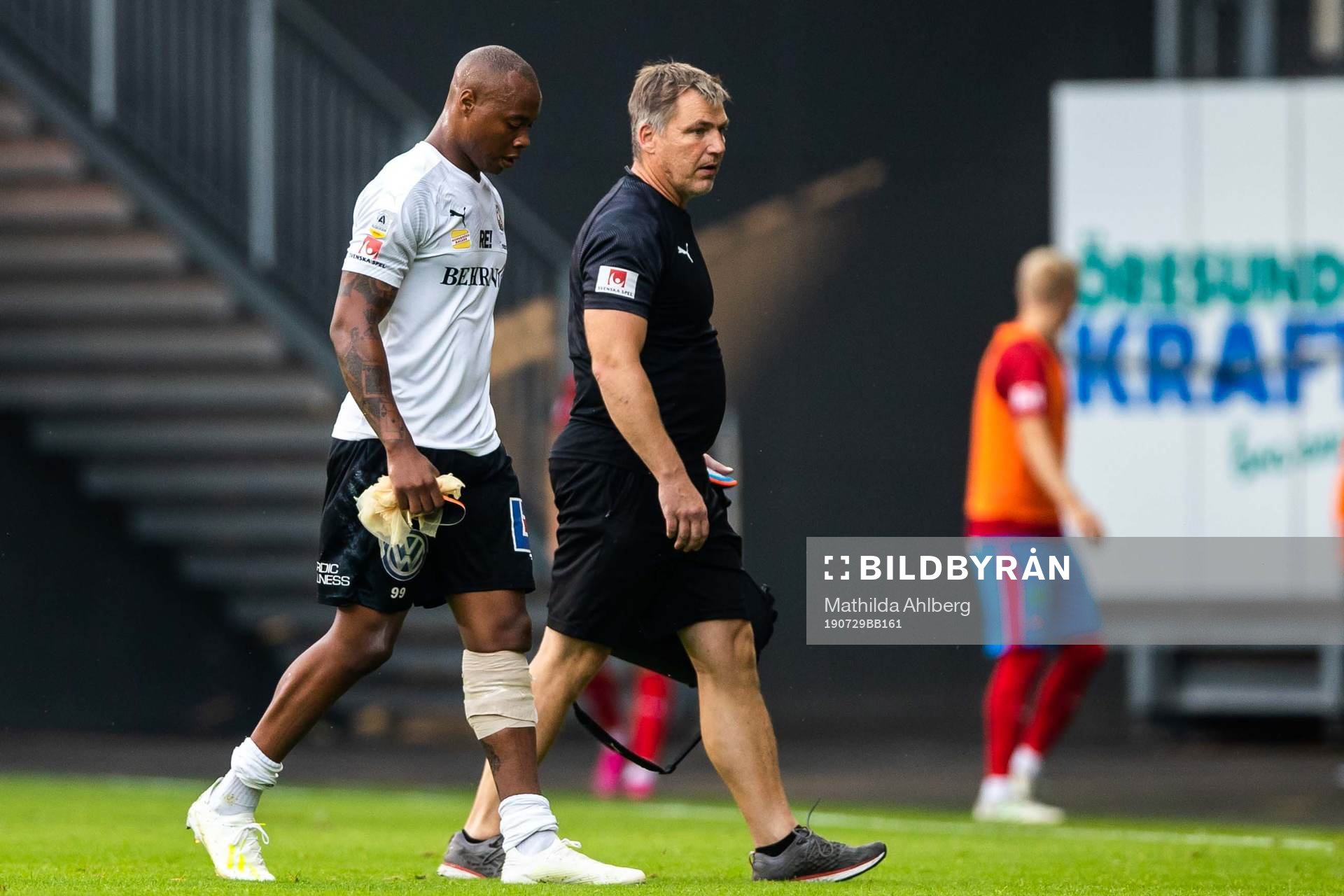 Örebros Carlos Strandberg lämnar planen med lindat ben