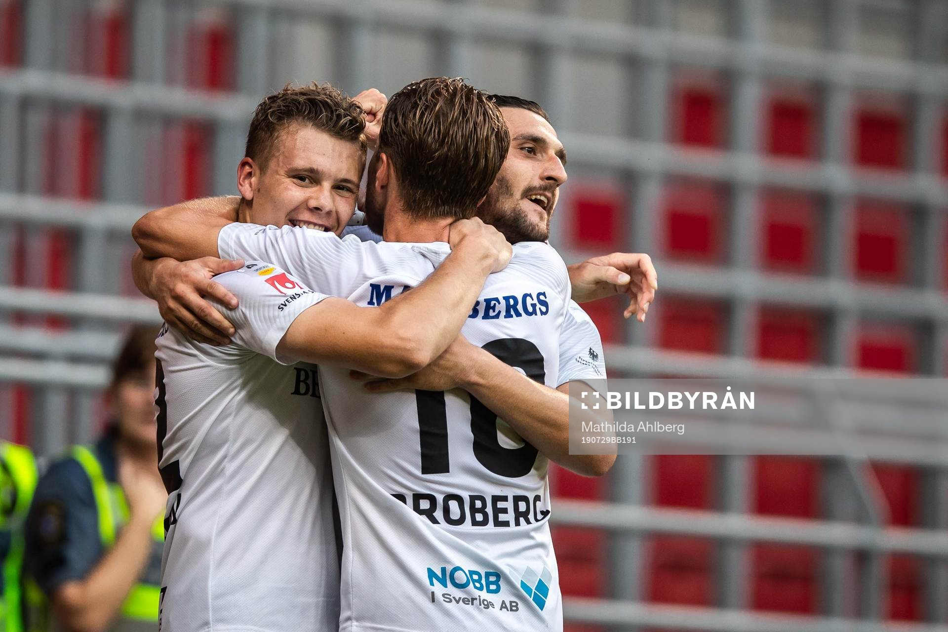 Örebros Jake Larsson jublar med lagkamrater