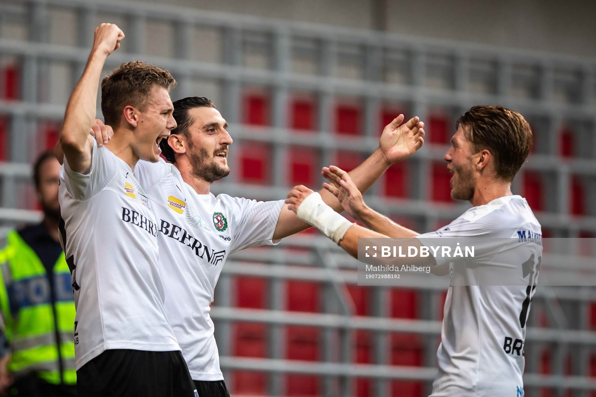 Örebros Jake Larsson jublar med lagkamrater