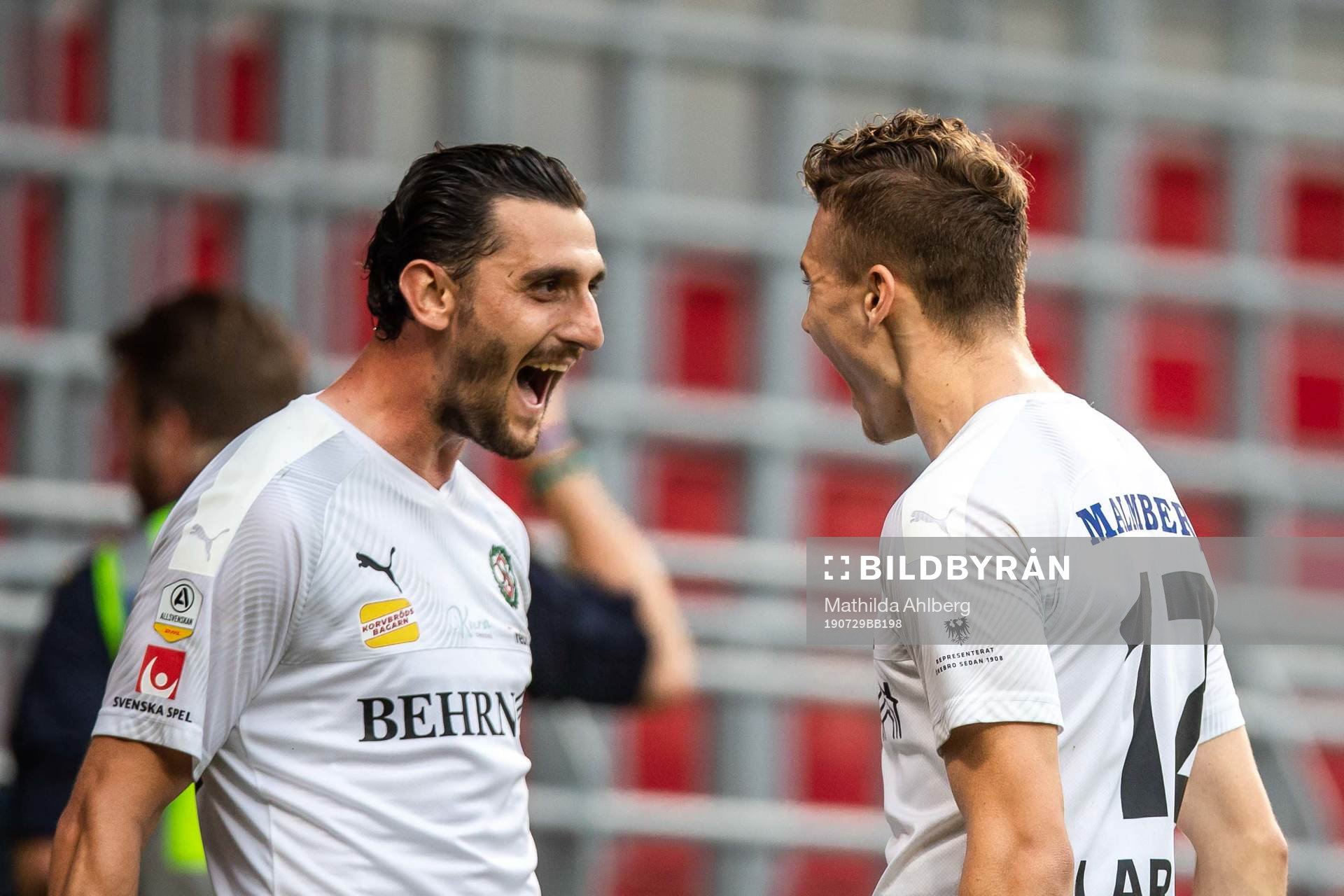 Örebros Agon Mehmeti och Jake Larsson jublar