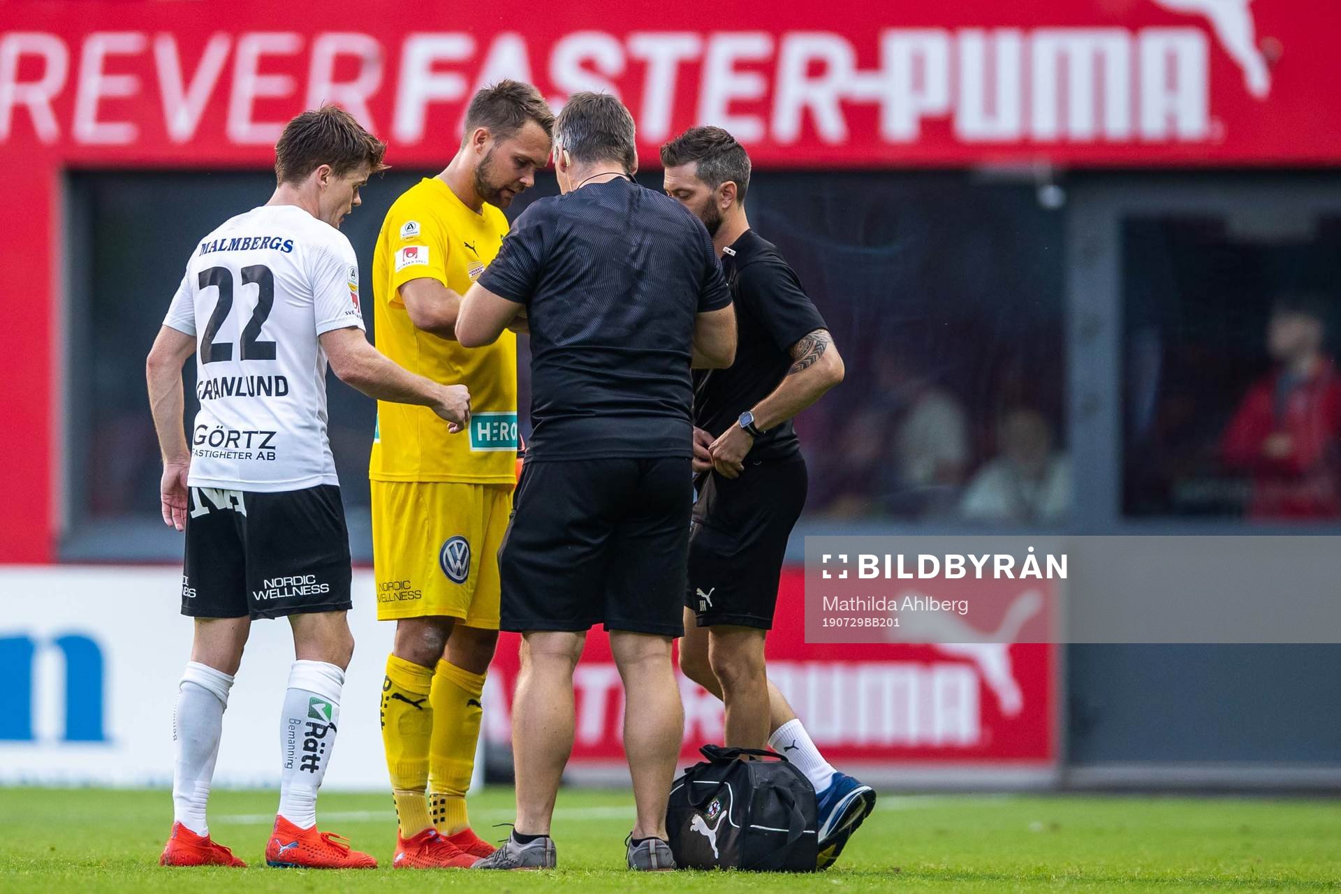 Örebros målvakt Oscar Jansson får vård