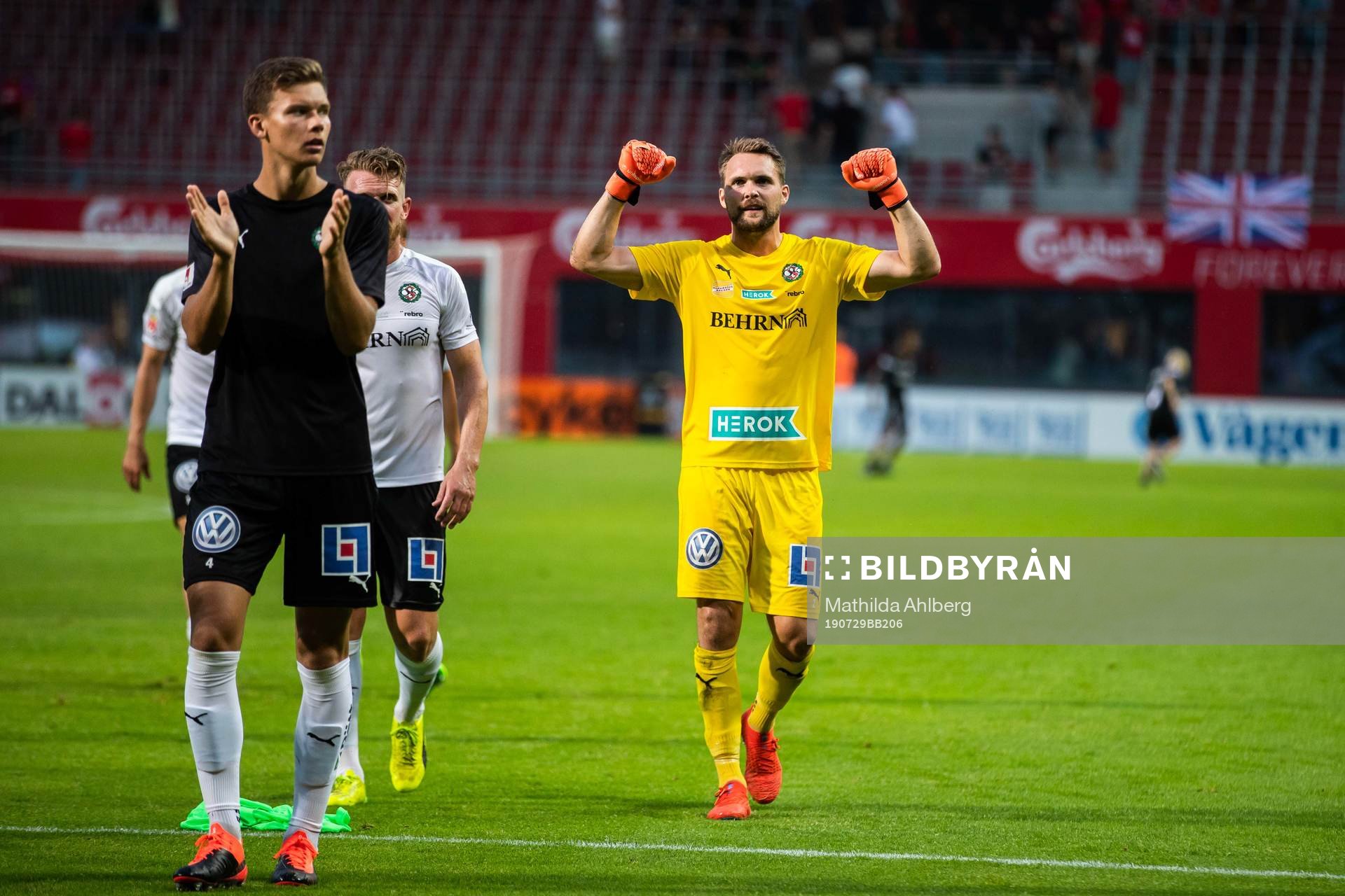 Örebros målvakt Oscar Jansson jublar
