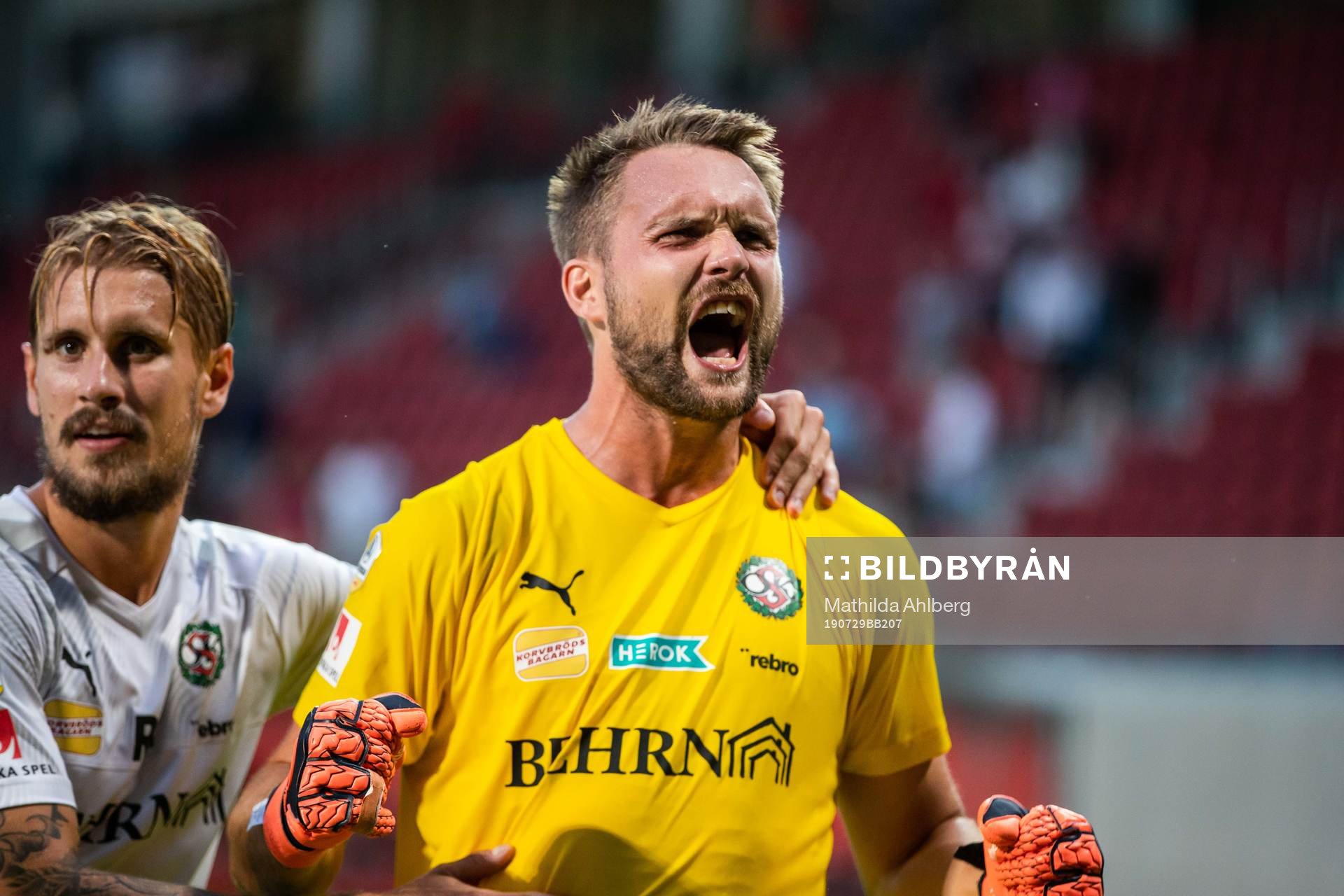 Örebros målvakt Oscar Jansson jublar