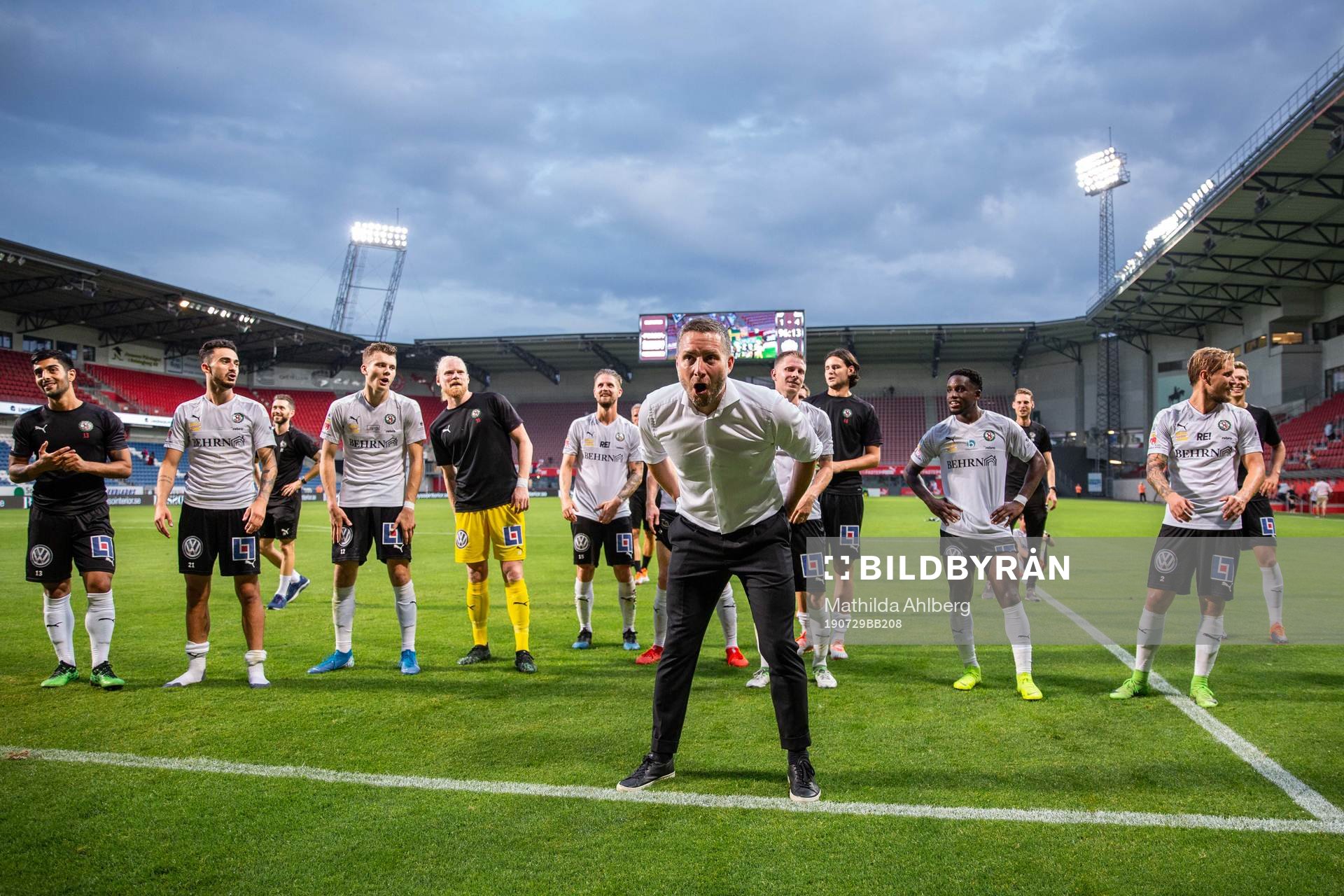 Örebros tränare Axel Kjäll jublar efter fotbollsmatchen i Allsvenskan mellan Helsingborg och Örebro den 29 juli 2019 i Helsingborg . 