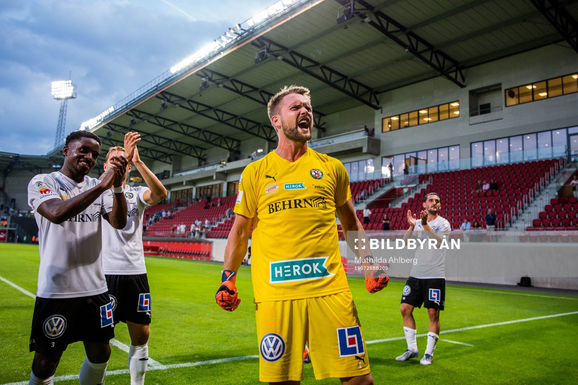 Örebros målvakt Oscar Jansson jublar