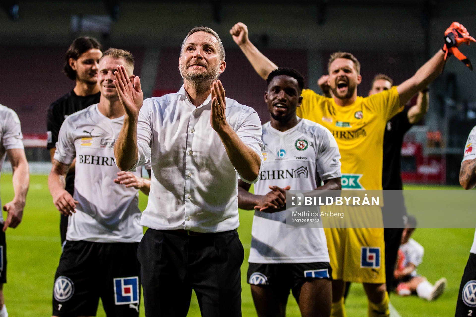 Örebros tränare Axel Kjäll jublar
