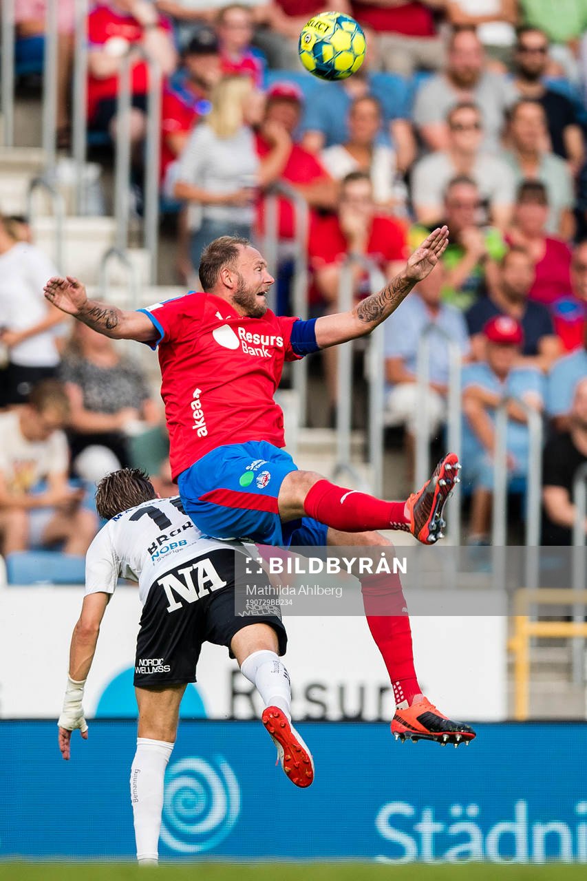 Örebros Martin Broberg och Andreas Granqvist i duell