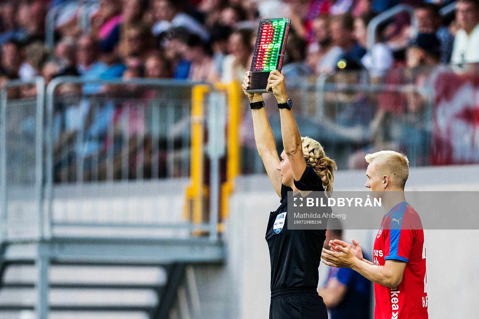 Fjärdedomaren Tess Olofsson och Helsingborgs Daniel
