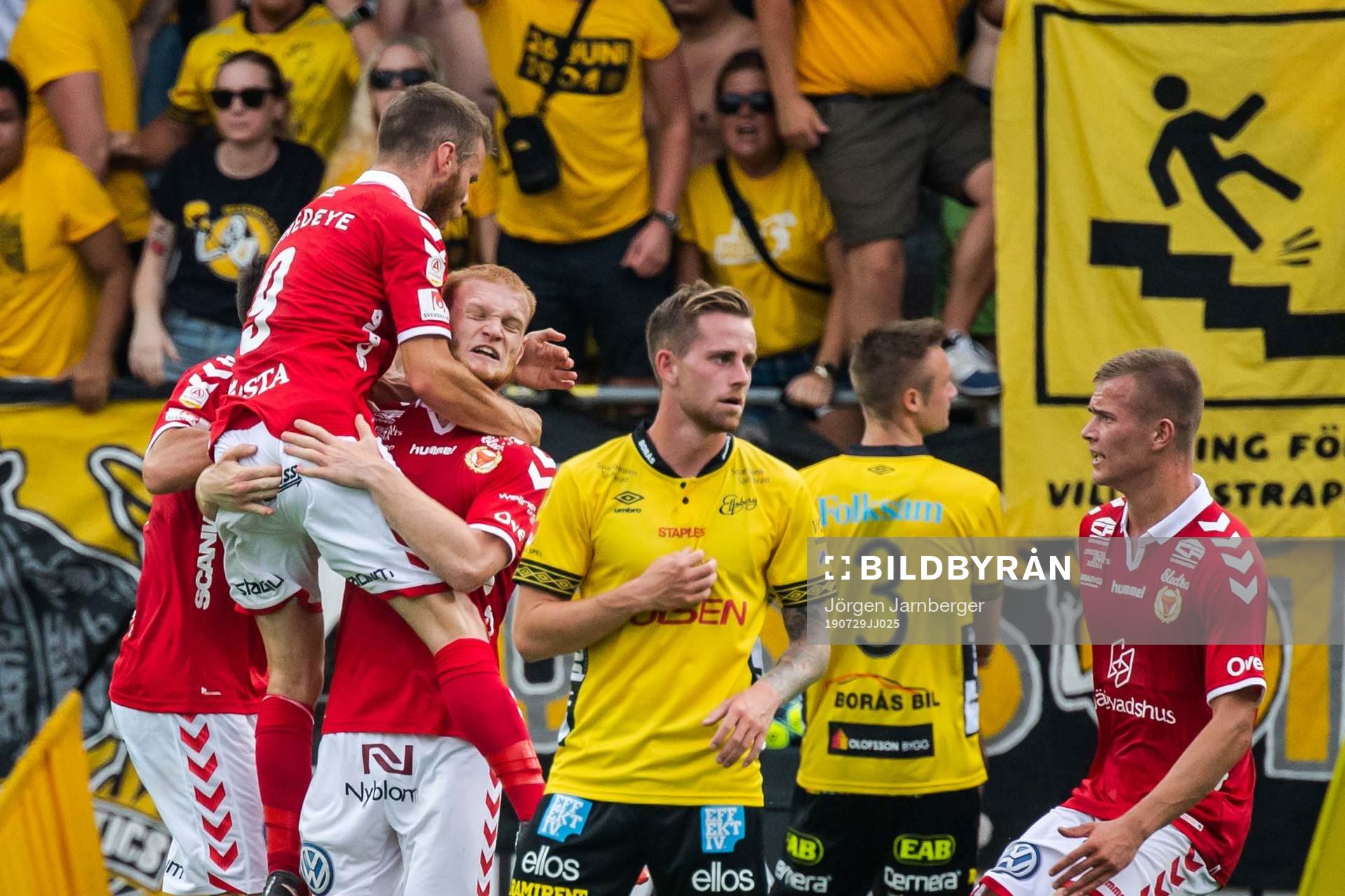Kalmars Nils Fröling jublar med lagkamrater