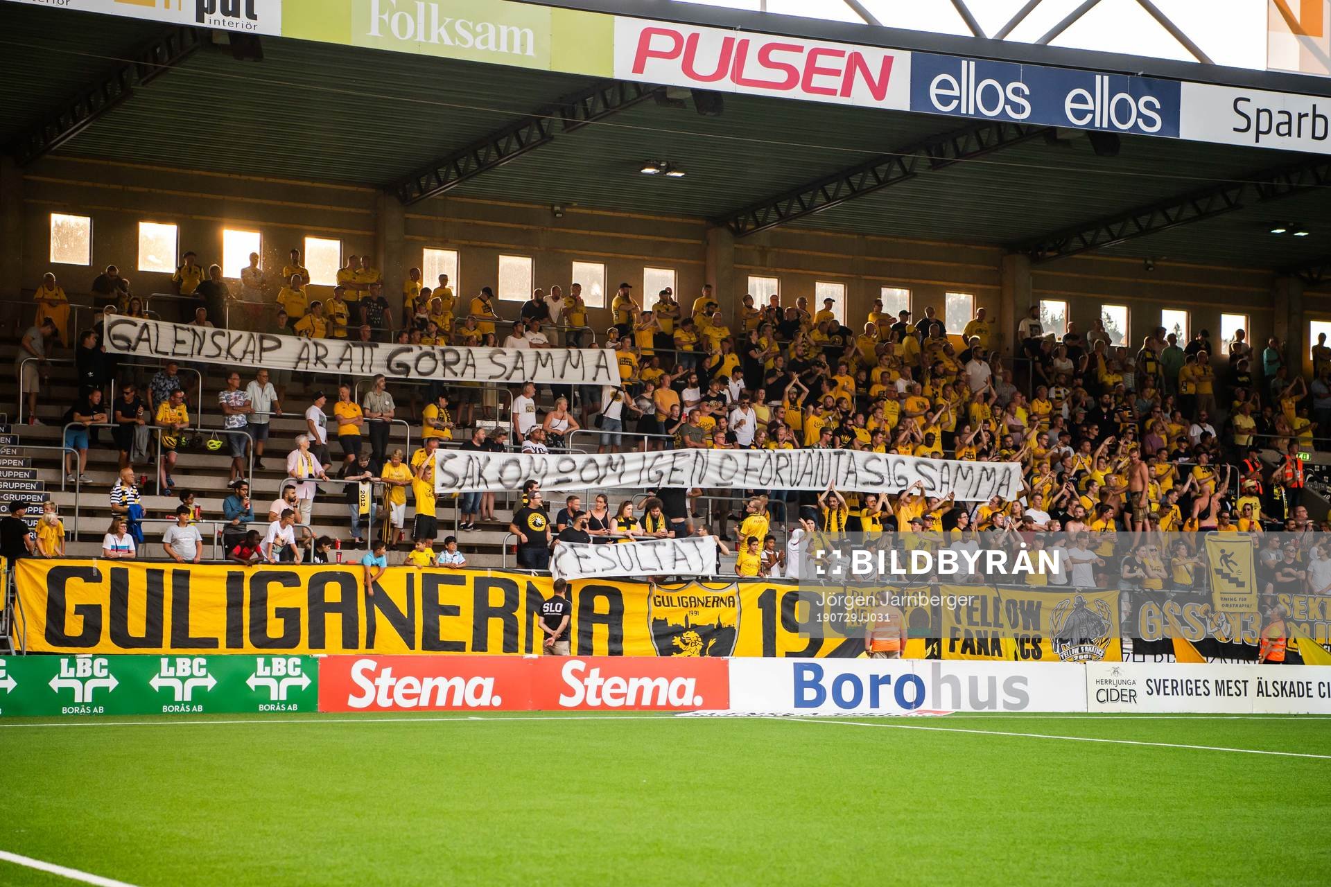 Elfsborgs supportrar med banderoller