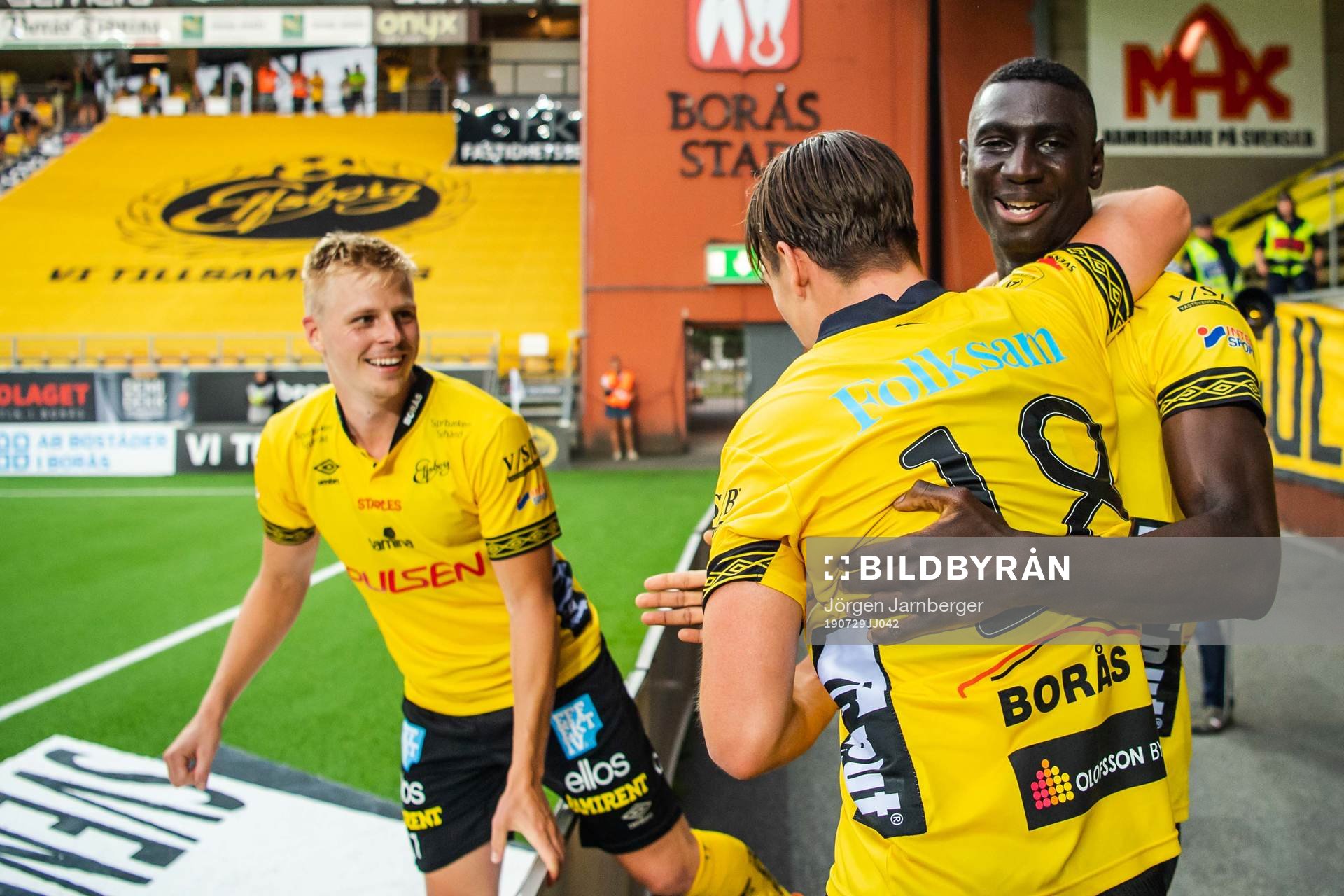 Elfsborgs Marokhy Ndione jublar med Simon Olsson och Per