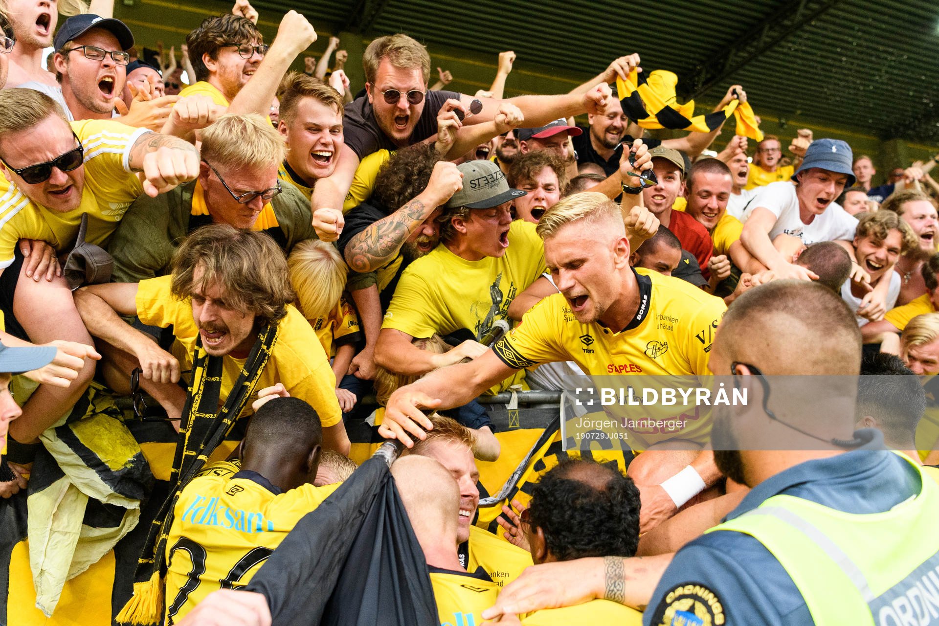 Elfsborgs Marokhy Ndione kramas om av Per Frick och Simon