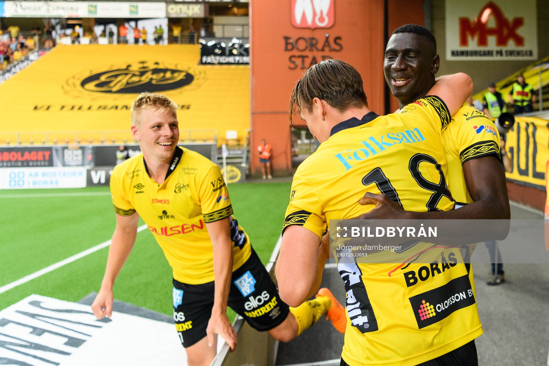 Elfsborgs Marokhy Ndione kramas om av Simon Olsson och Per