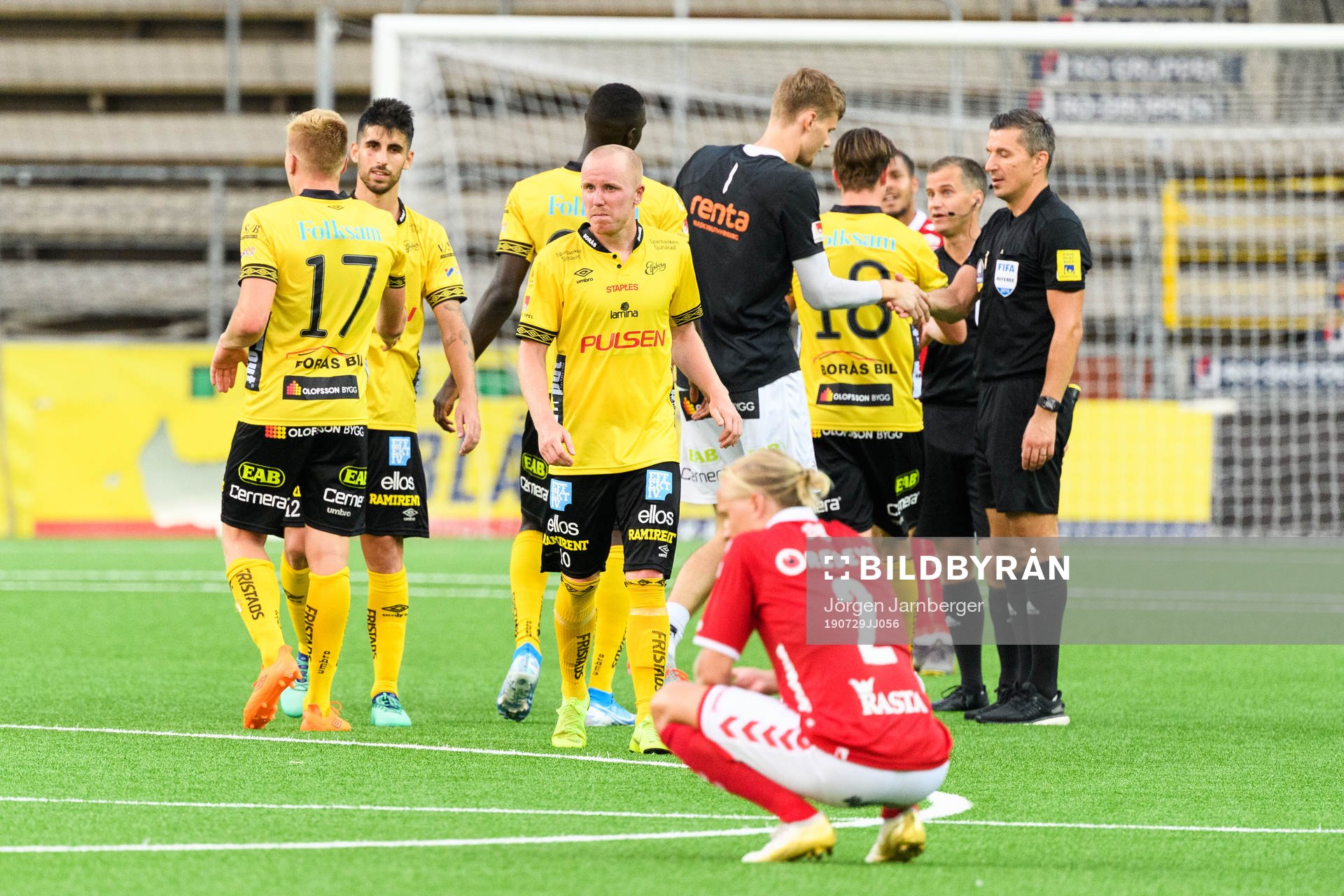 Elfsborgs spelare jublar och Kalmars Henrik Löfkvist