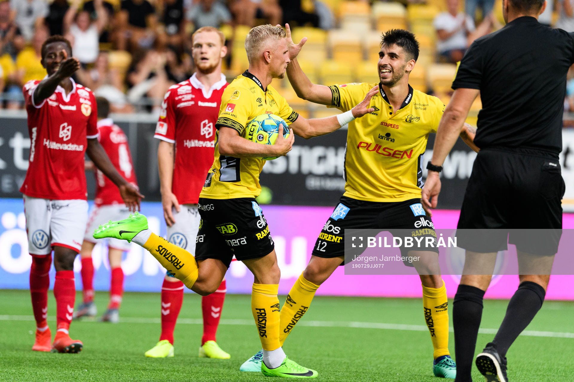 Elfsborgs Simon Strand jublar med Alejandro Fernandez Portillo efter 1-1 under fotbollsmatchen i Allsvenskan mellan Elfsborg och Kalmar den 29 juli 2019 i Borås.