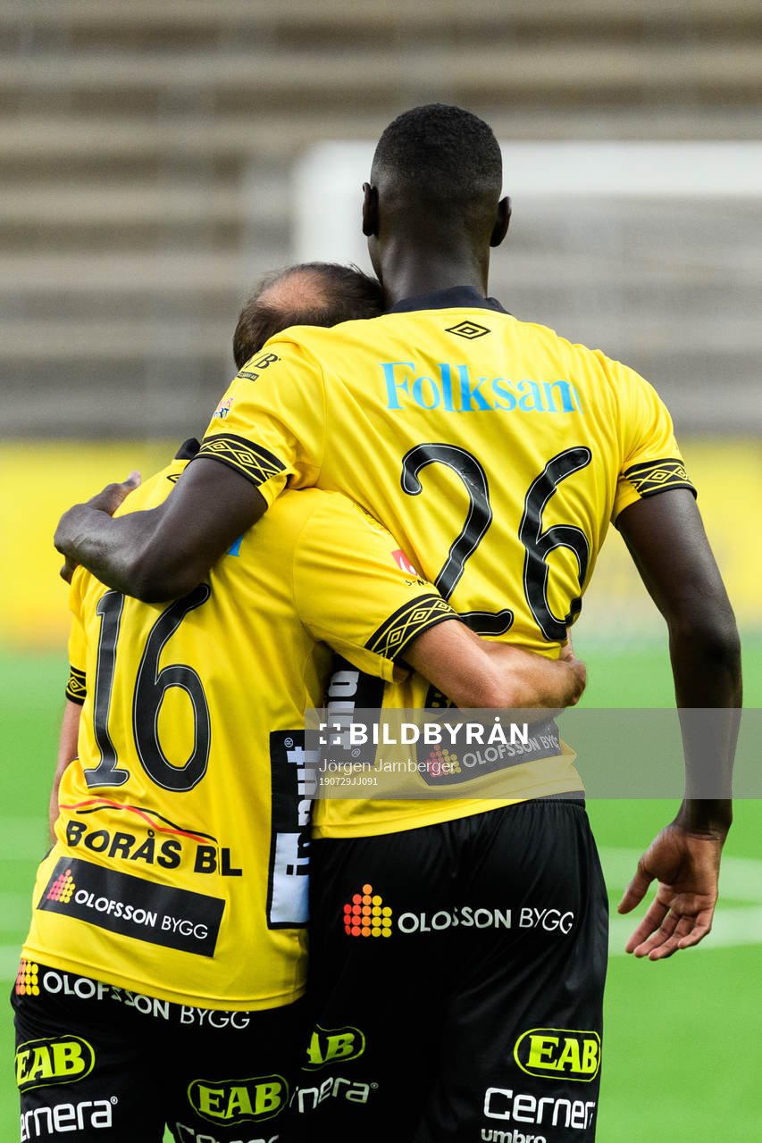 Elfsborgs Marokhy Ndione och Robert Gojani (rygg mot