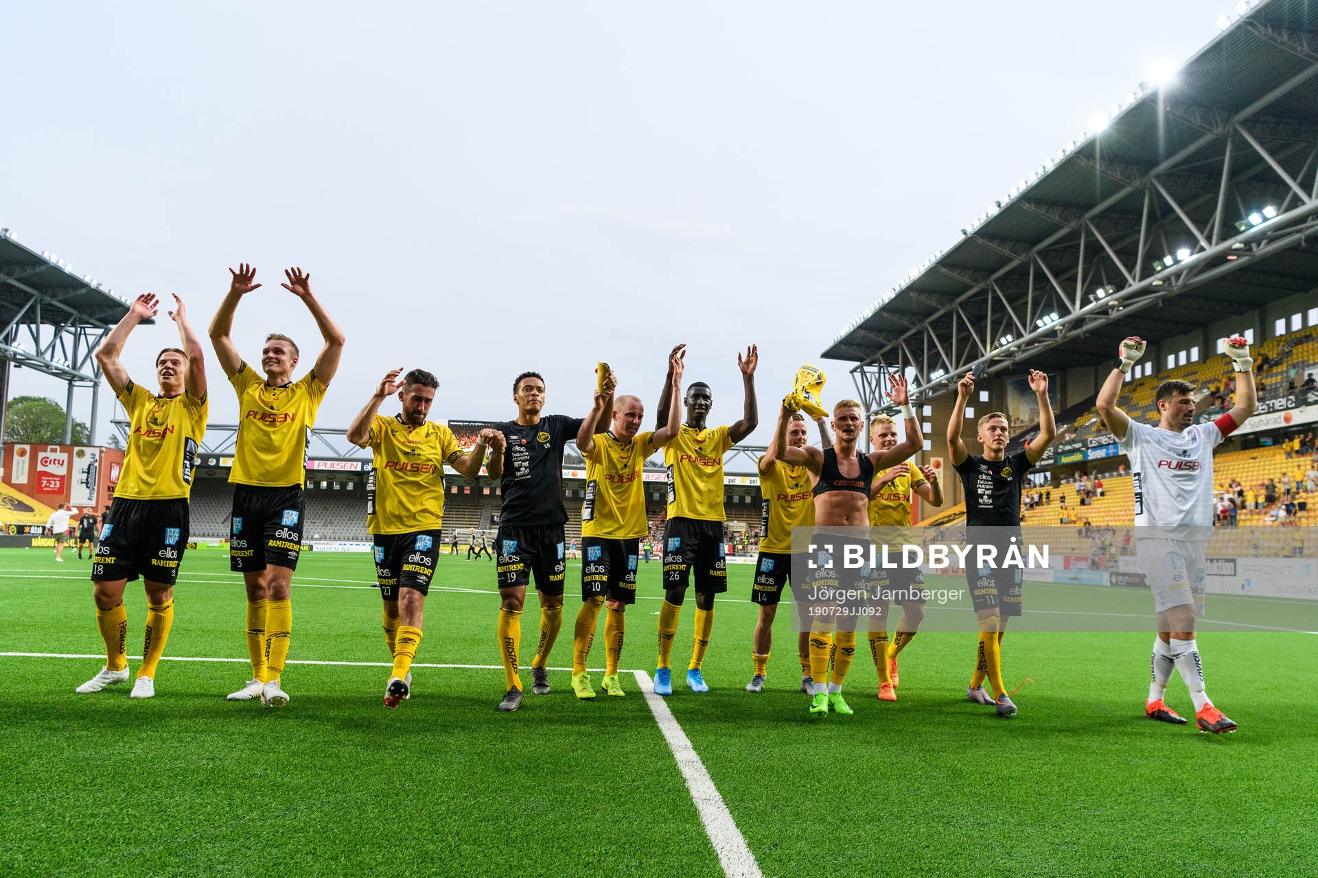 Elfsborgs spelare tackar publiken efter fotbollsmatchen i Allsvenskan mellan Elfsborg och Kalmar den 29 juli 2019 i Borås.