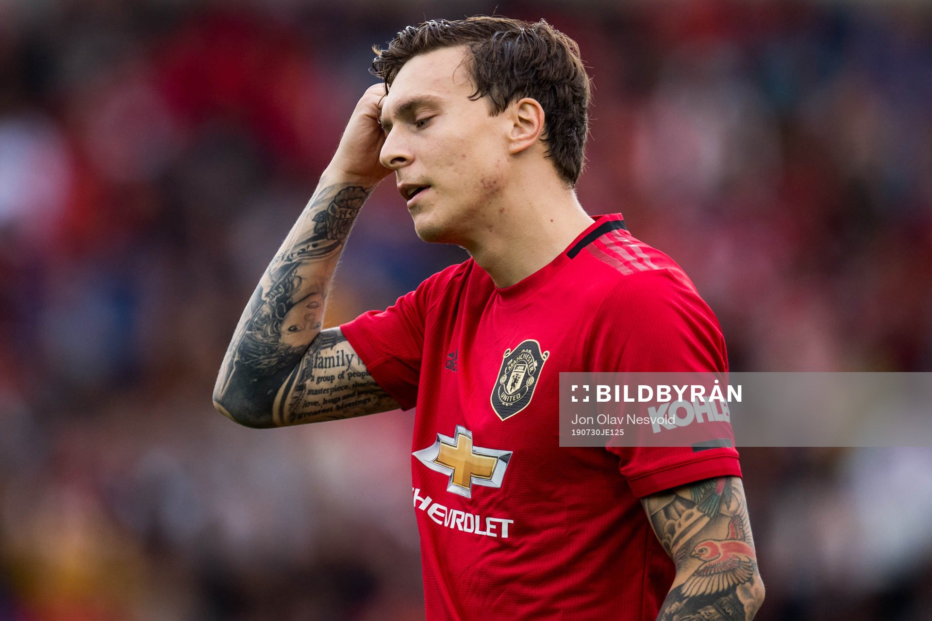 Victor Lindelöf of Manchester United looks dejected