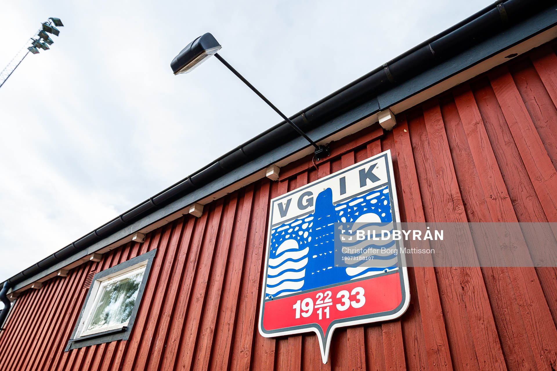 Skylt med Vittsjö GIKs klubbmärke på