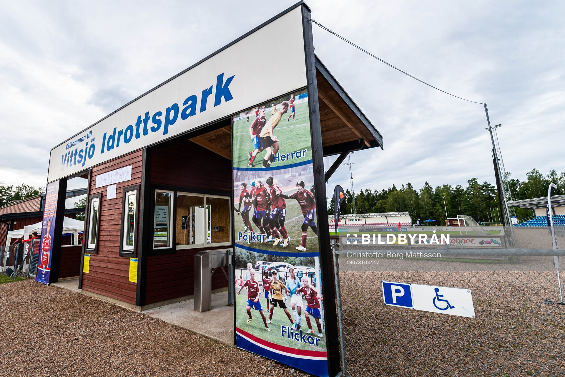 Entrén till Vittsjö Idrottspark med skylt för parkering