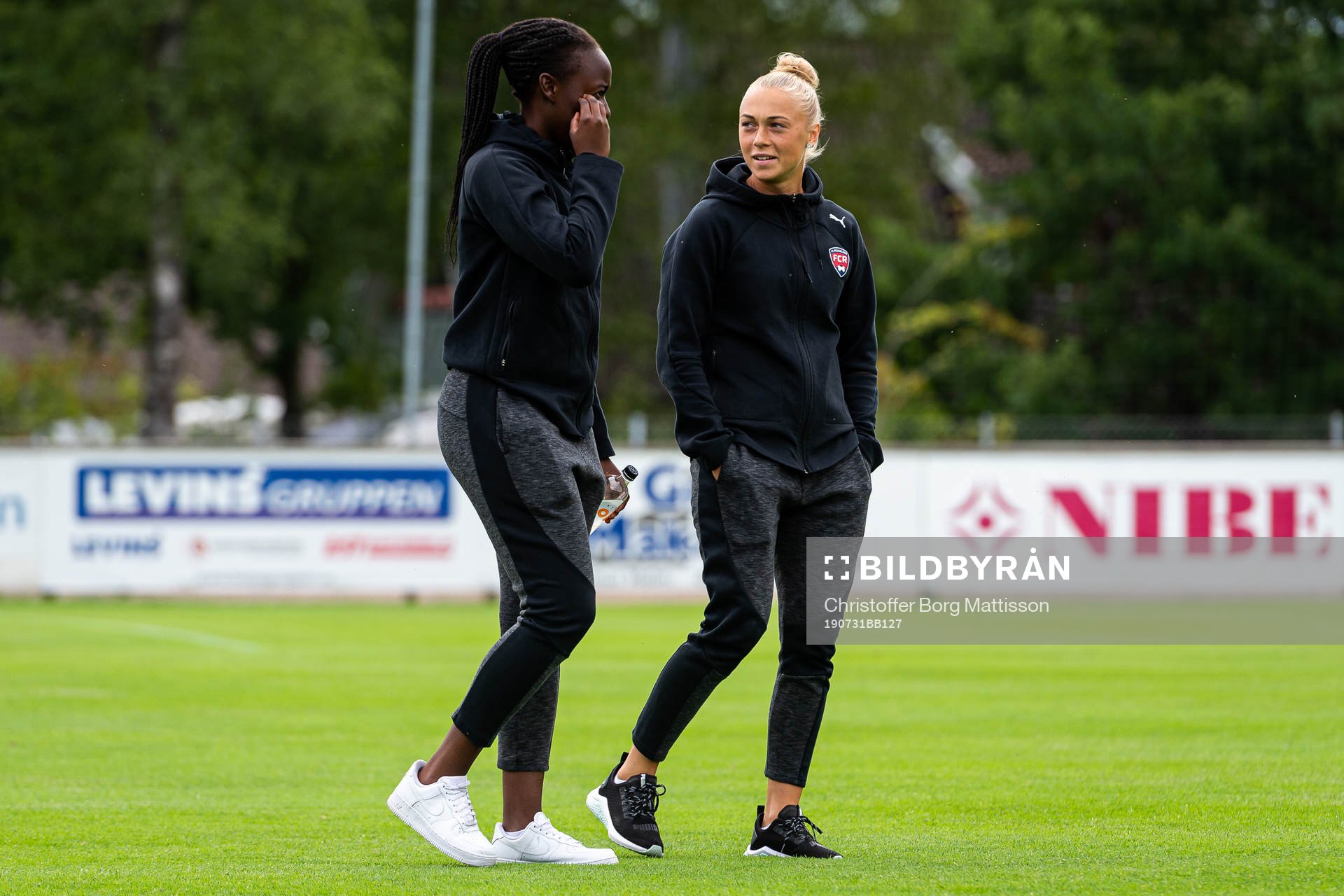 Rosengårds målvakt Angel Mukasa och Hanna Bennison