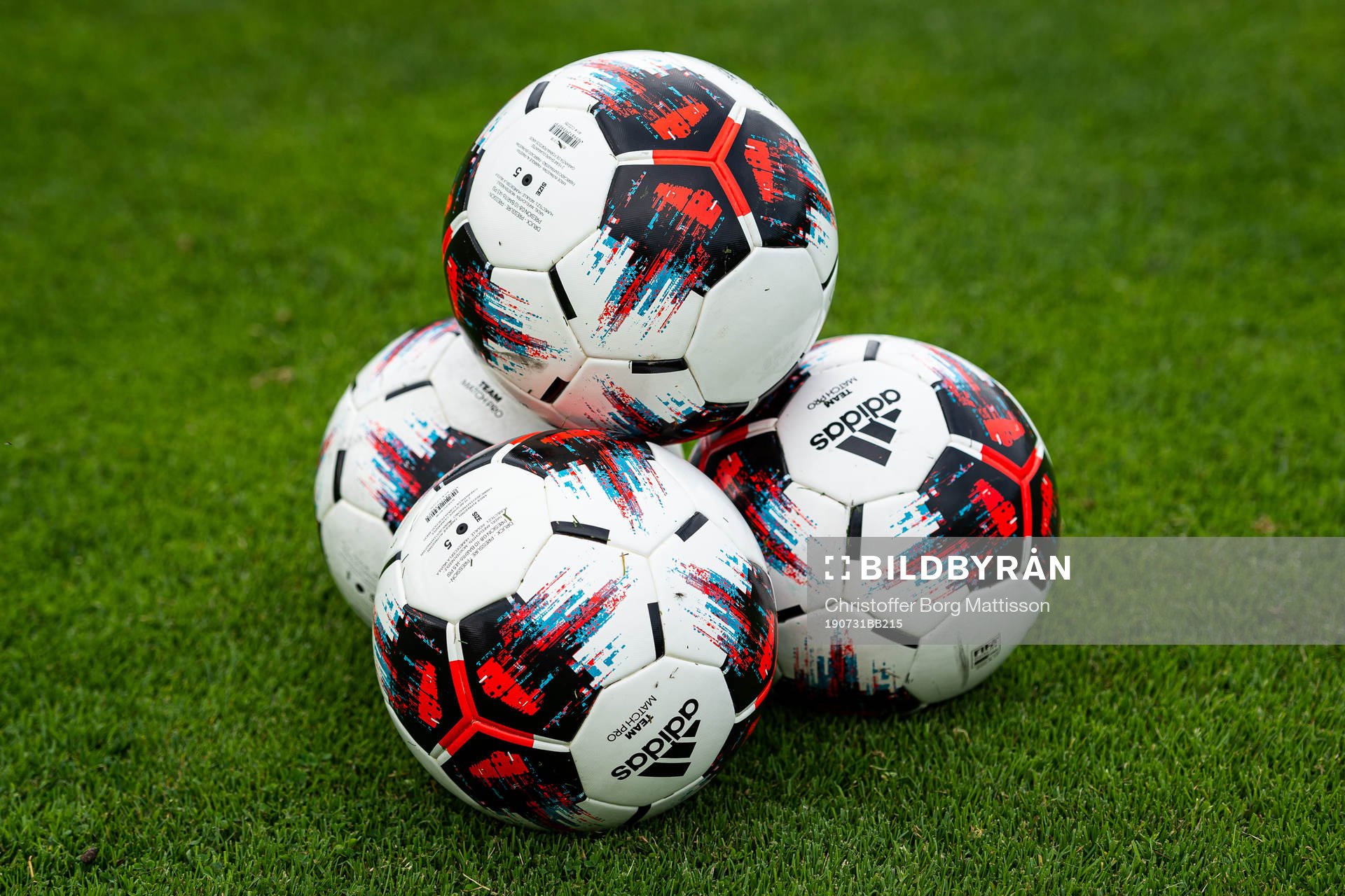 Fotbollar ligger som en pyramid
