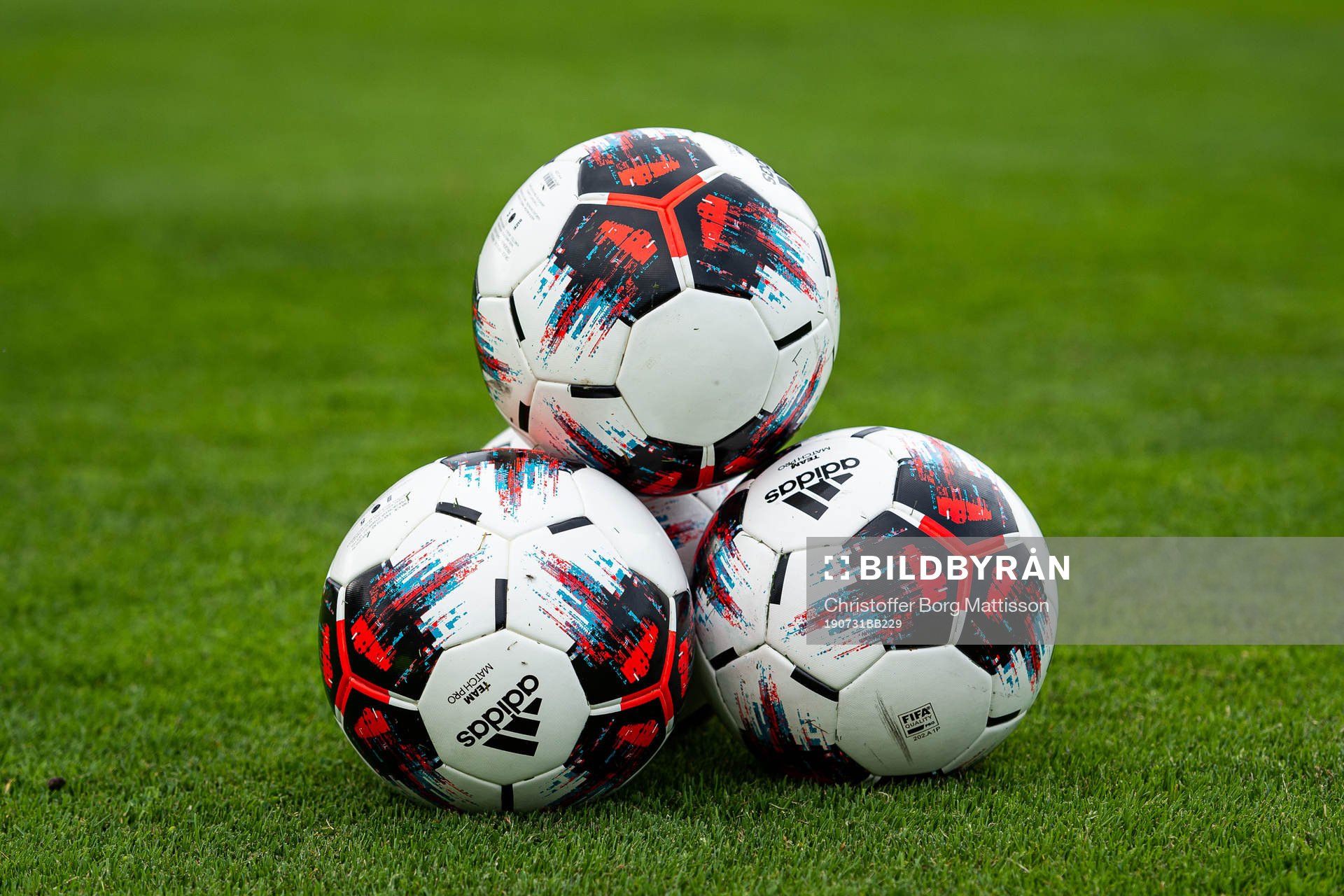 Fotbollar ligger som en pyramid