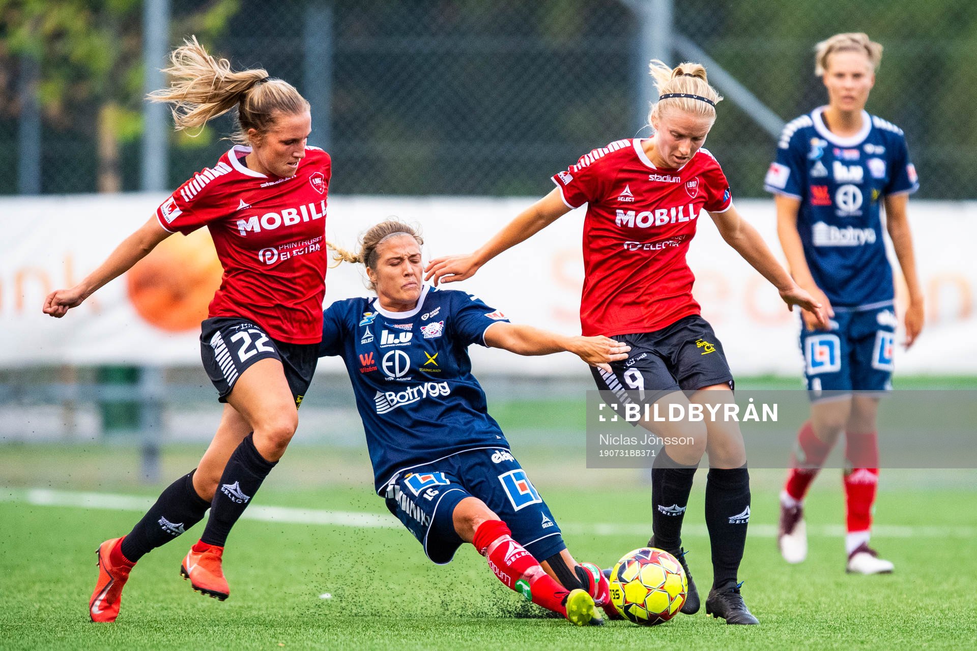 Linköpings Filippa Angeldal och Limhamn Bunkeflos Amanda Kander och Hanna Persson under fotbollsmatchen i Damallsvenskan mellan Limhamn Bunkeflo och Linköping den 31 juli 2019 i Malmö.