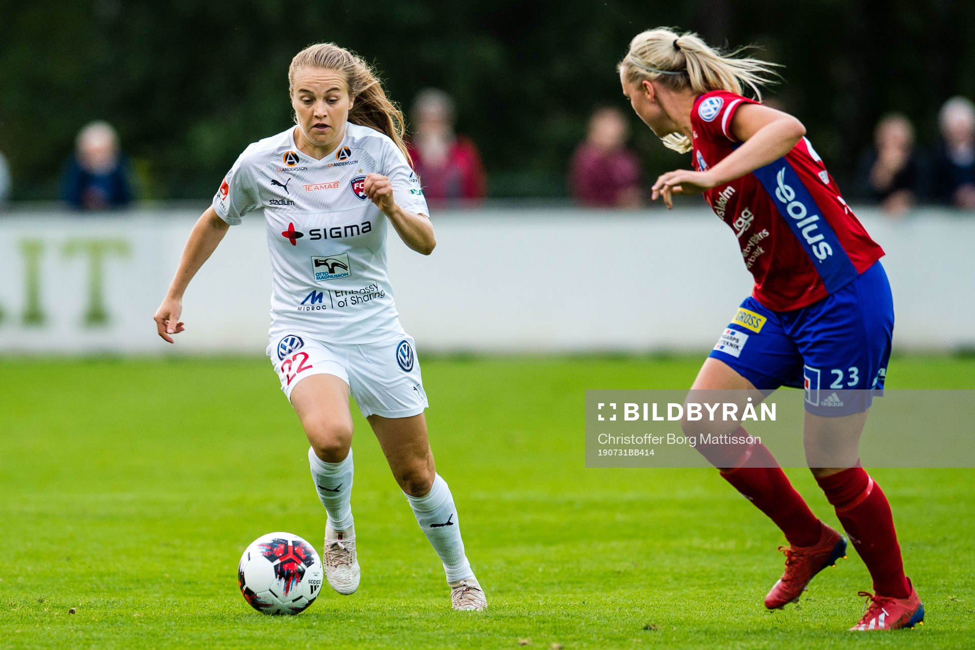 Rosengårds Fiona Brown och Vittsjös Kajsa Lind  under fotbollsmatchen i Damallsvenskan mellan Vittsjö och Rosengård den 31 juli 2019 i Vittsjö.