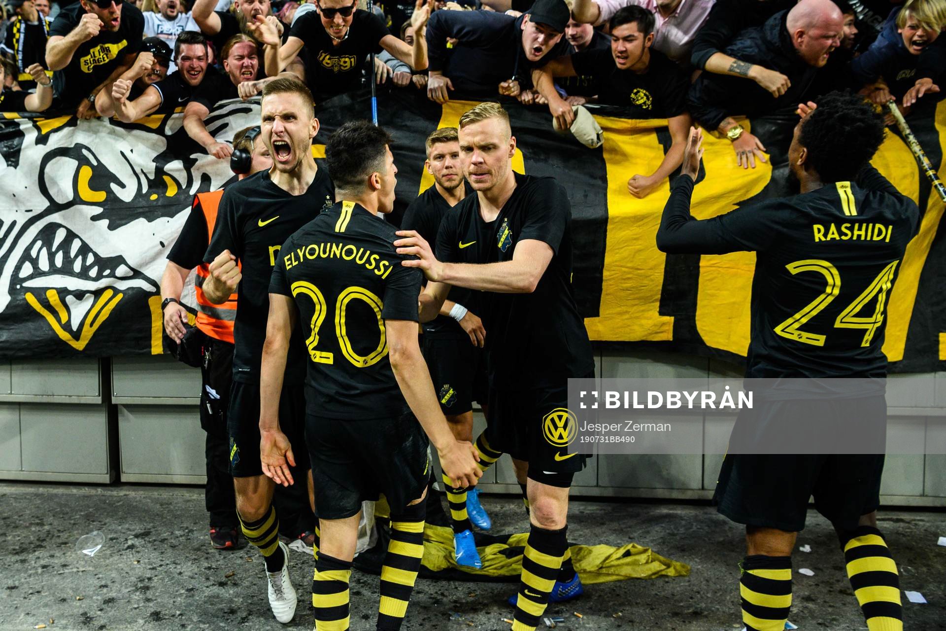 Tarik Elyounoussi of AIK celebrates with teammates