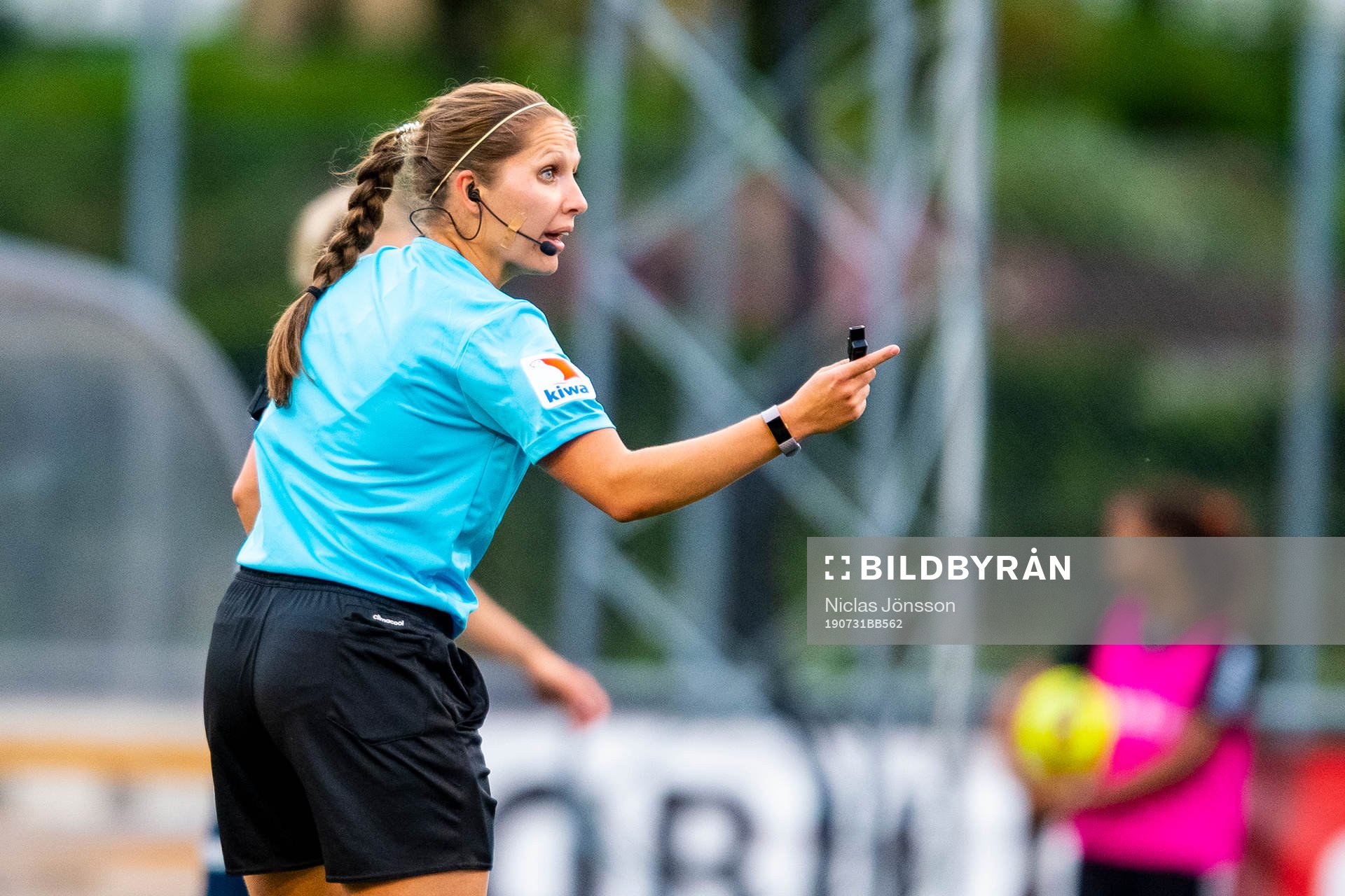Huvuddomare Ulrica Löv under fotbollsmatchen i Damallsvenskan mellan Limhamn Bunkeflo och Linköping den 31 juli 2019 i Malmö.