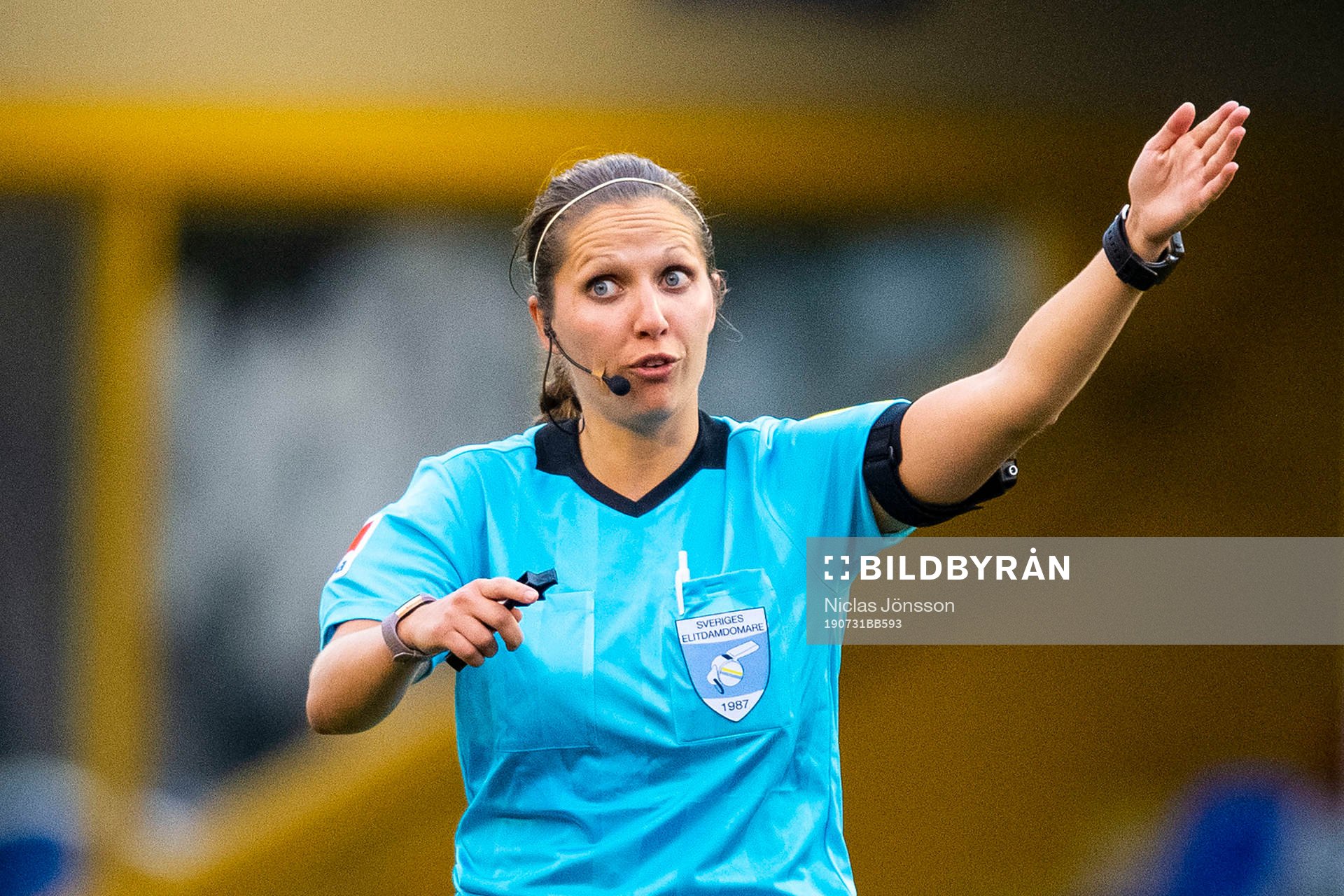 Huvuddomare Ulrica Löv under fotbollsmatchen i Damallsvenskan mellan Limhamn Bunkeflo och Linköping den 31 juli 2019 i Malmö.