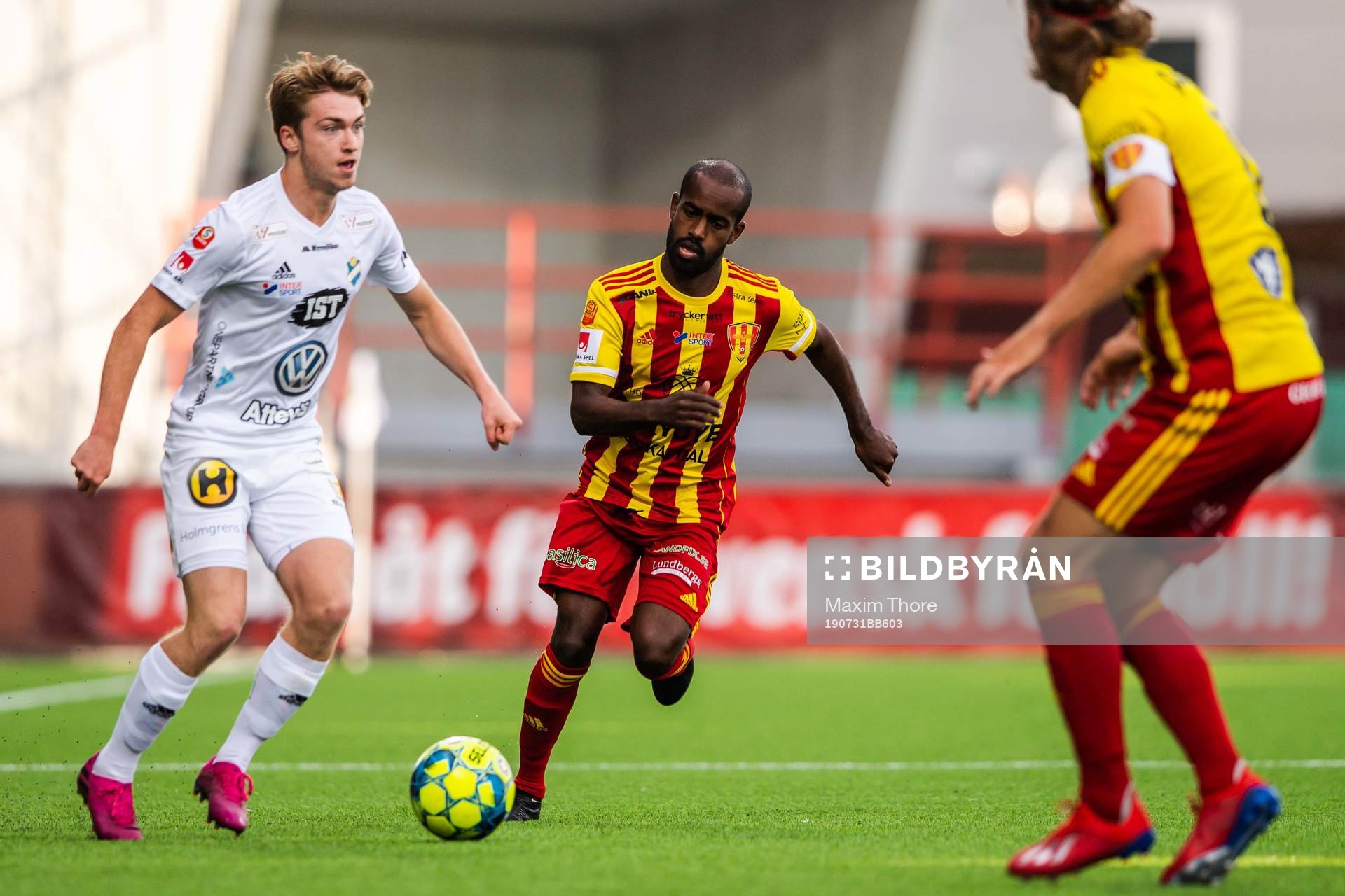 Östers Carl Johansson och Syrianskas Ammar Ahmed under fotbollsmatchen i Superettan mellan Syrianska och Öster den 31 juli 2019 i Södertälje.