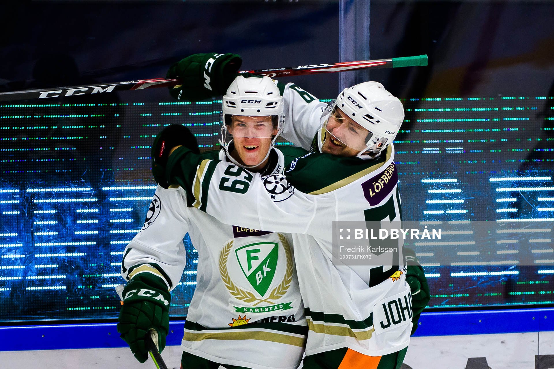 Färjestads Carl Jakobsson och Linus Johansson  jublar