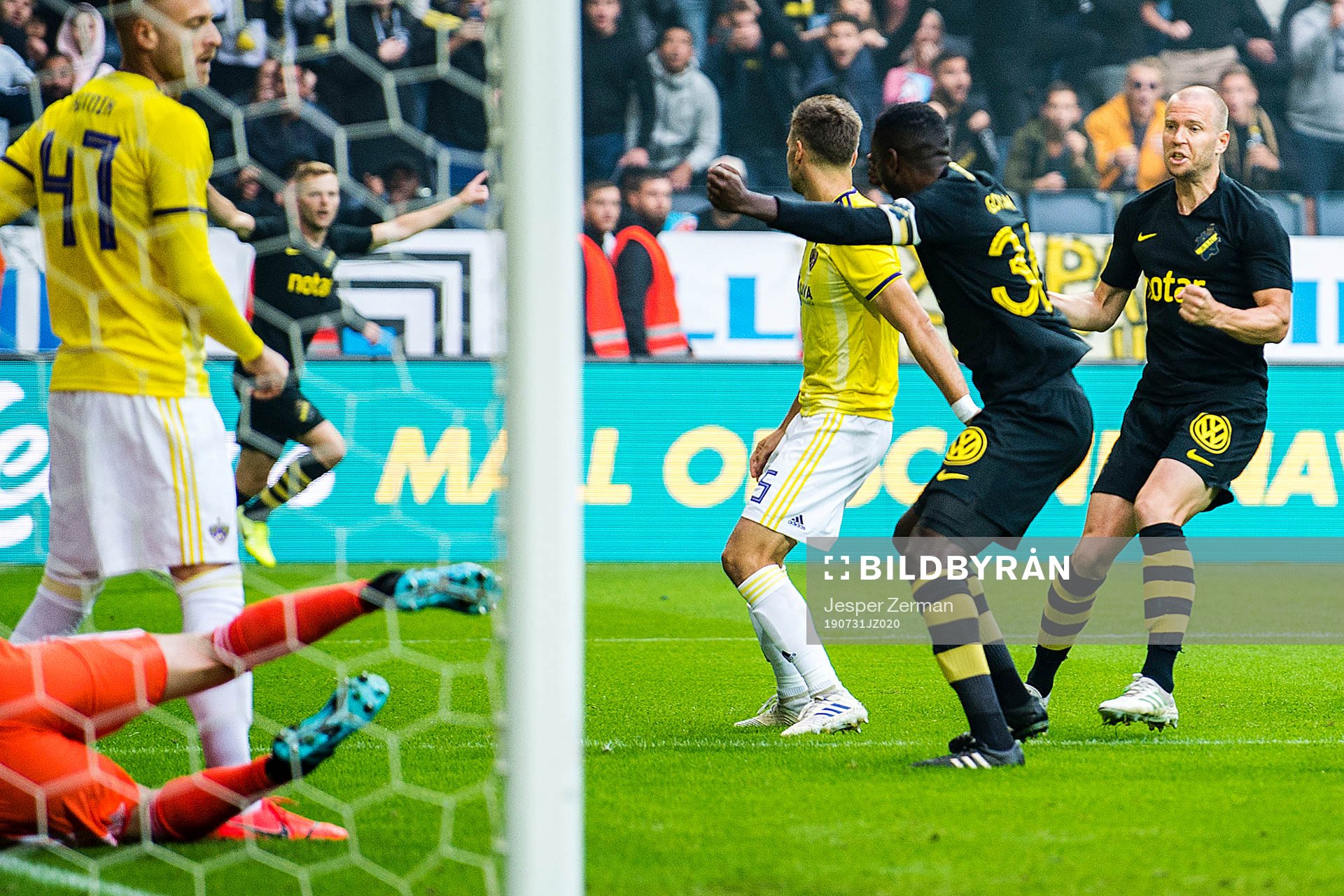 Per Karlsson of AIK celebrates