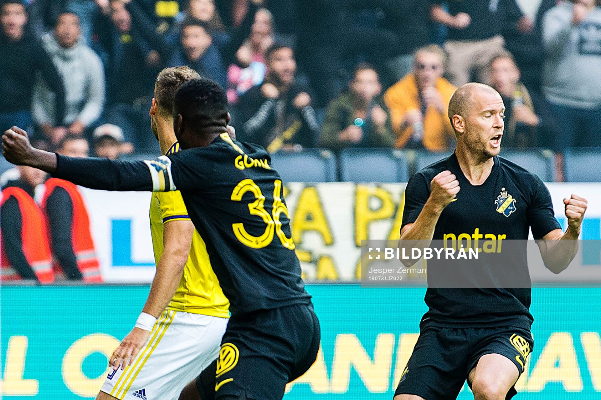 Per Karlsson of AIK celebrates