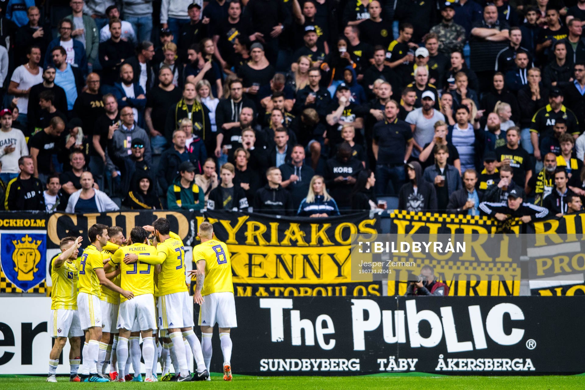 Players of Maribor celebrates