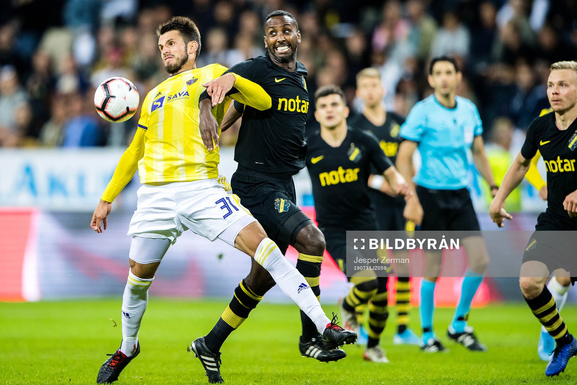 Sasa Ivkovic of Maribor and Henok Goitom of AIK