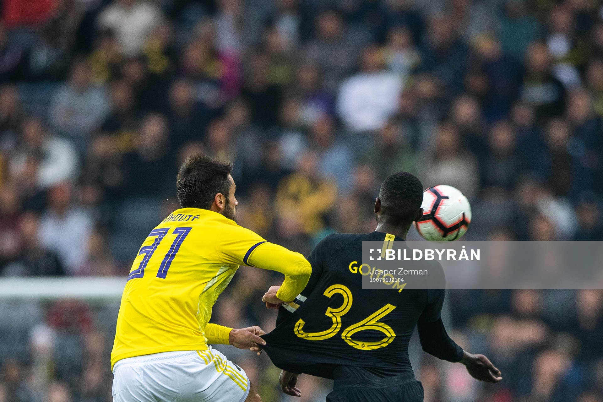 Sasa Ivkovic of Maribor and Henok Goitom of AIK