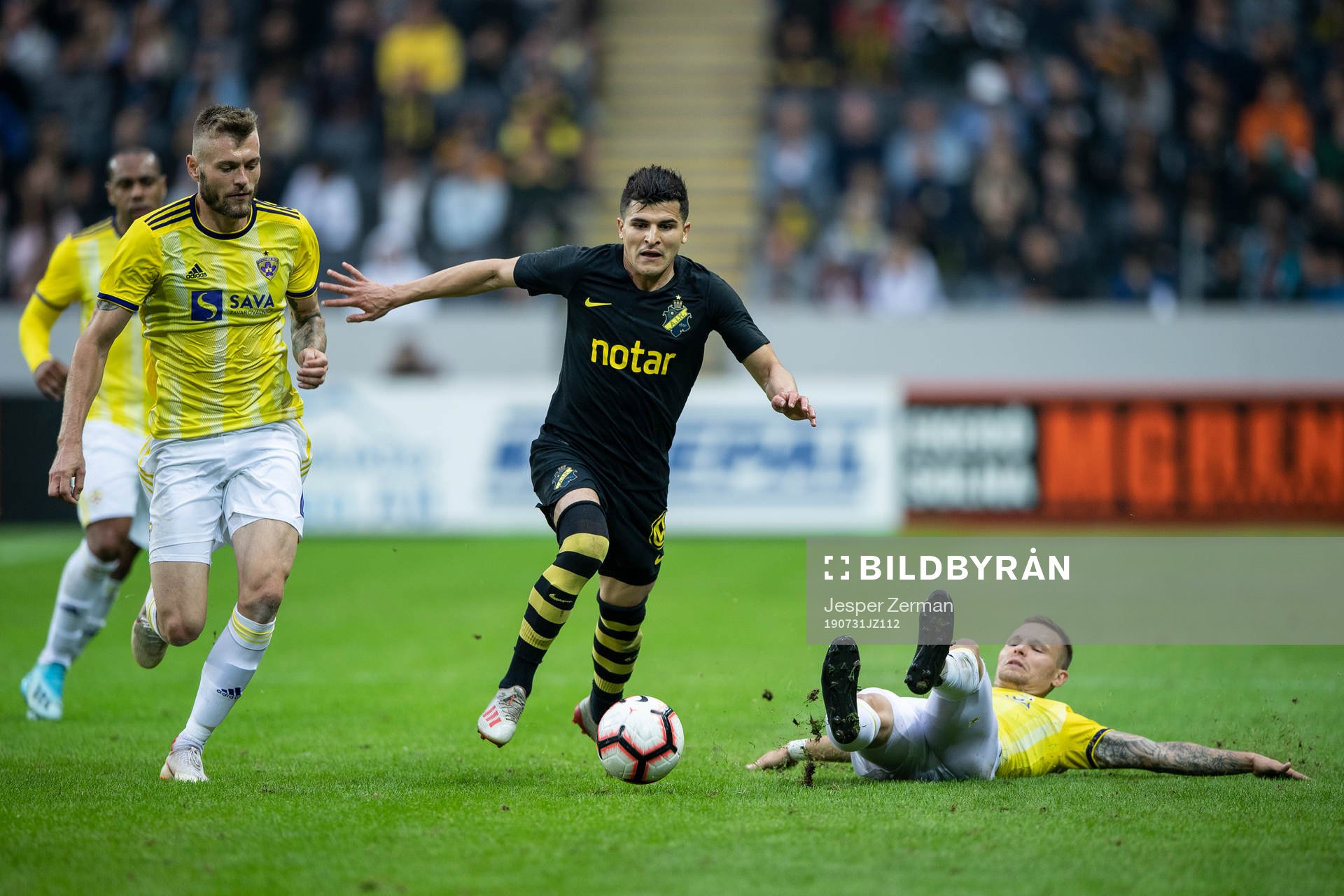 Tarik Elyounoussi of AIK and Alexandru Cretu of Maribor (l)
